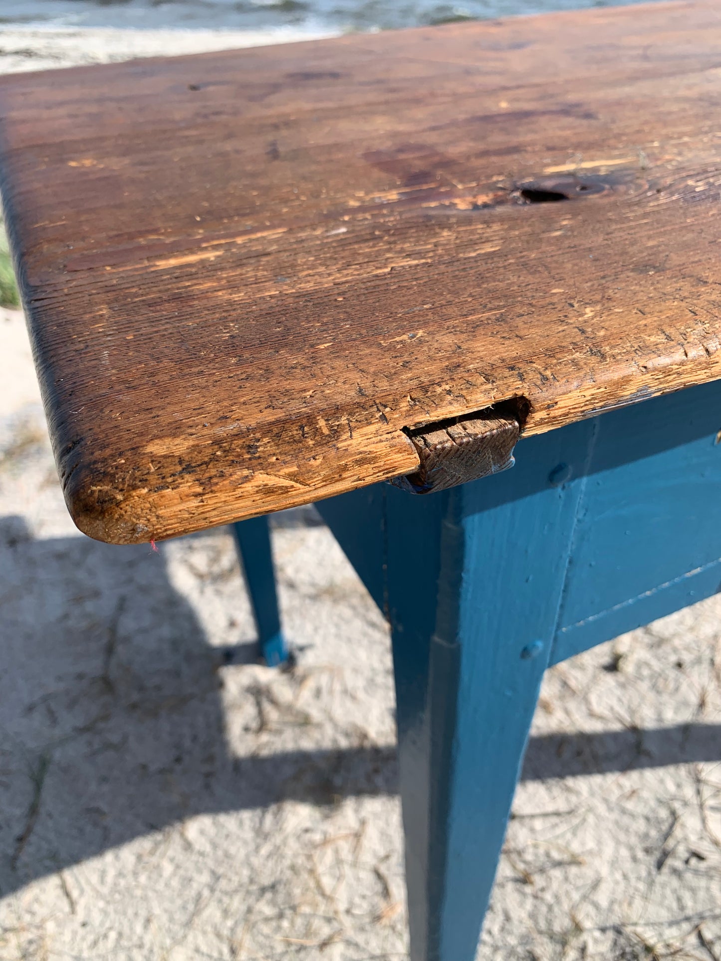 Gammalt bord med fina detaljer