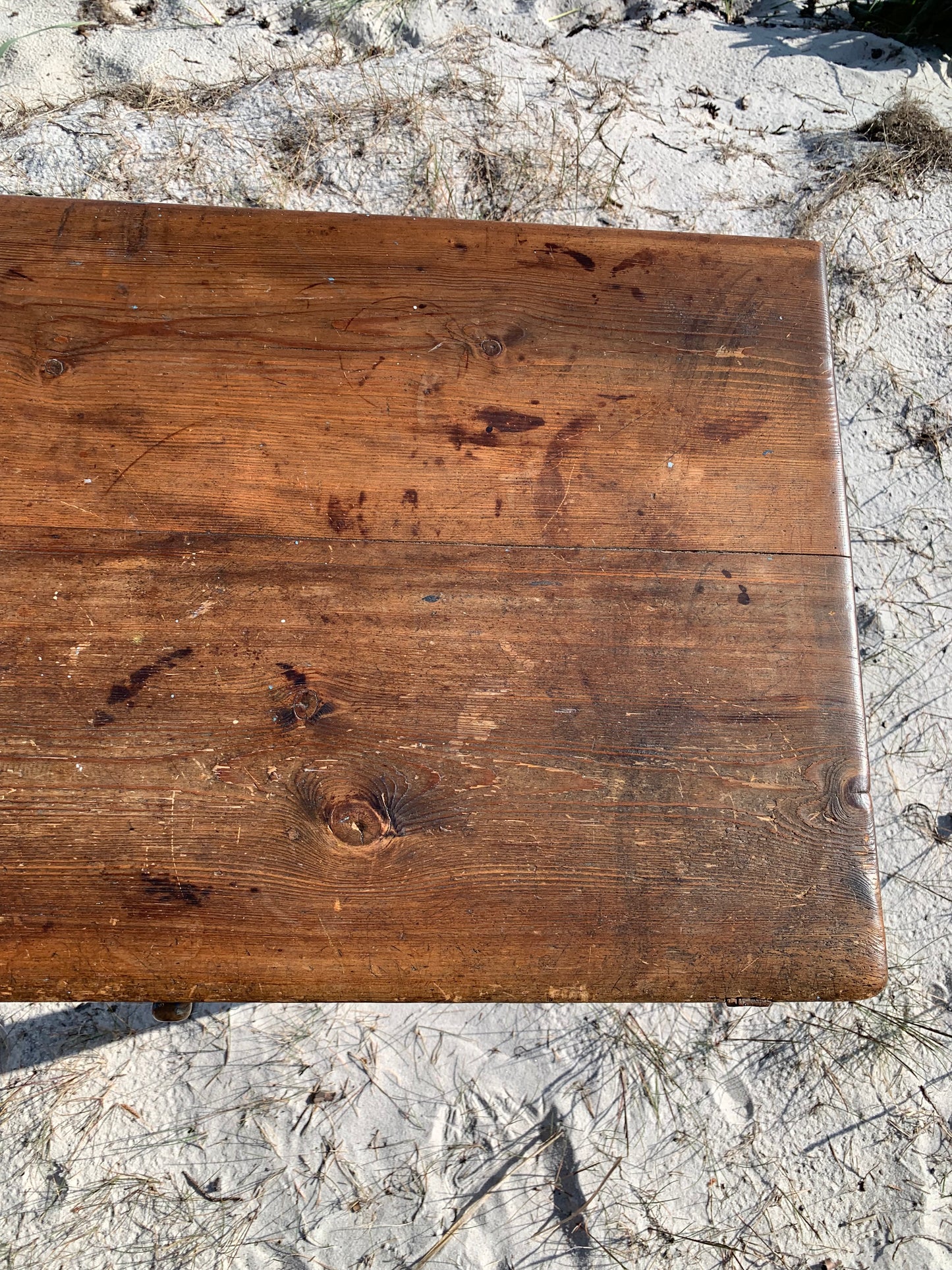Gammalt bord med fina detaljer