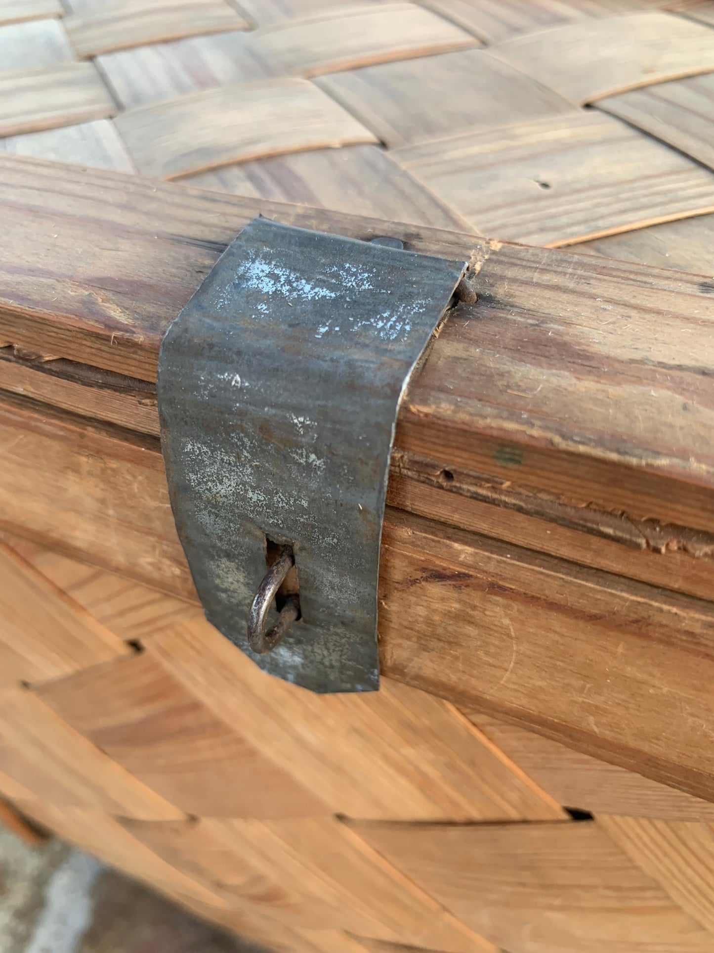 Chipkorg med lock (kista)