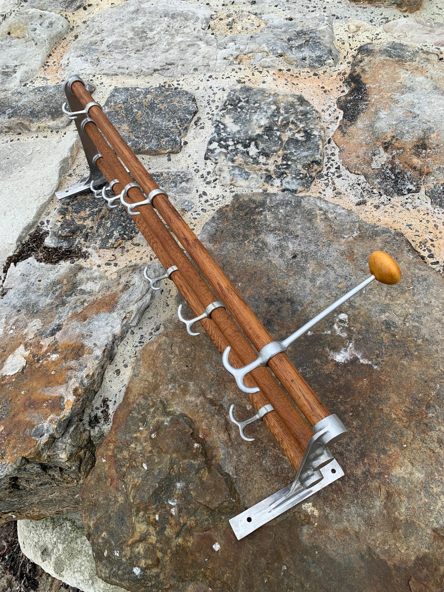 Hylla med hattkrok