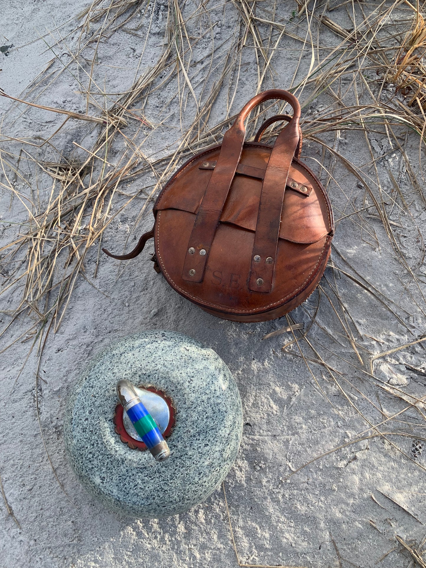 Curlingsten med handsytt läderfodral