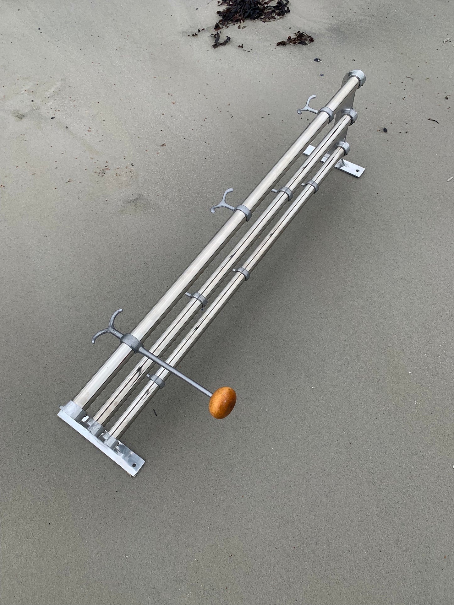 Hylla med hattkrok - Designad av Gunnar Bolin år 1937