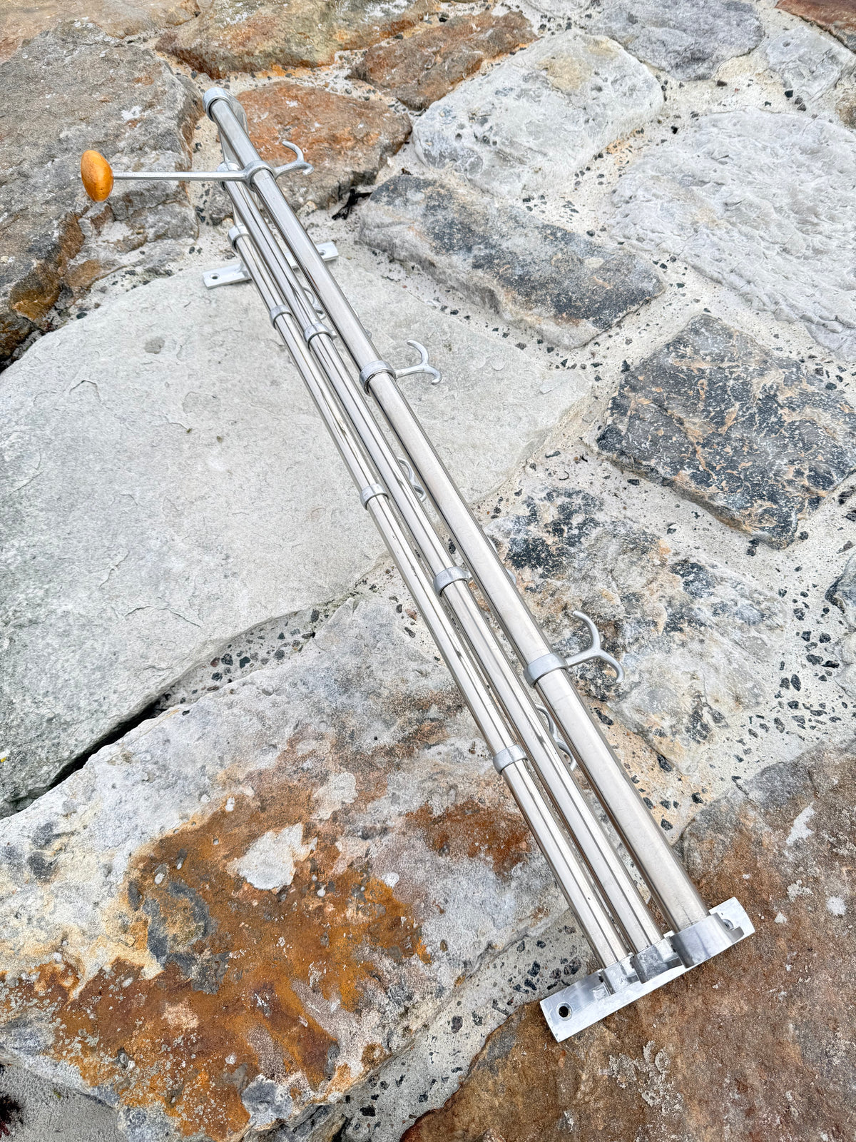 Hylla med hattkrok - Designad av Gunnar Bolin 1937
