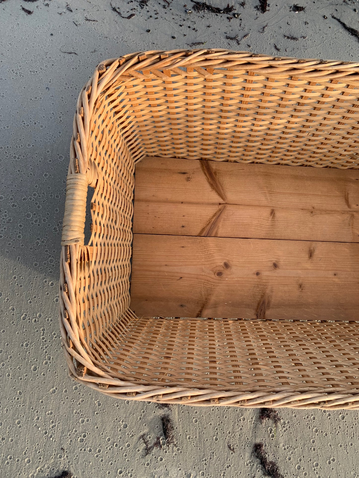 Linnekorg med träbotten