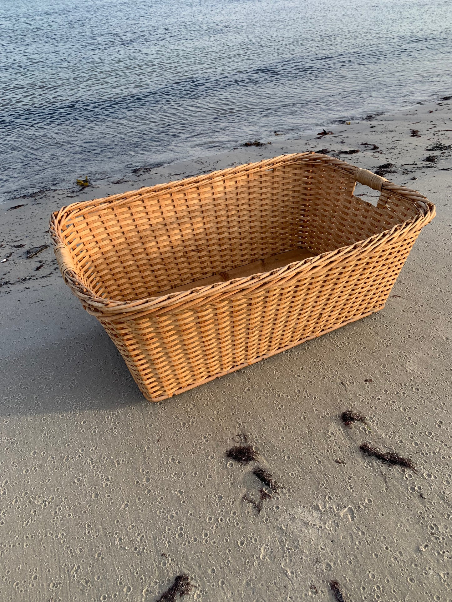 Linnekorg med träbotten