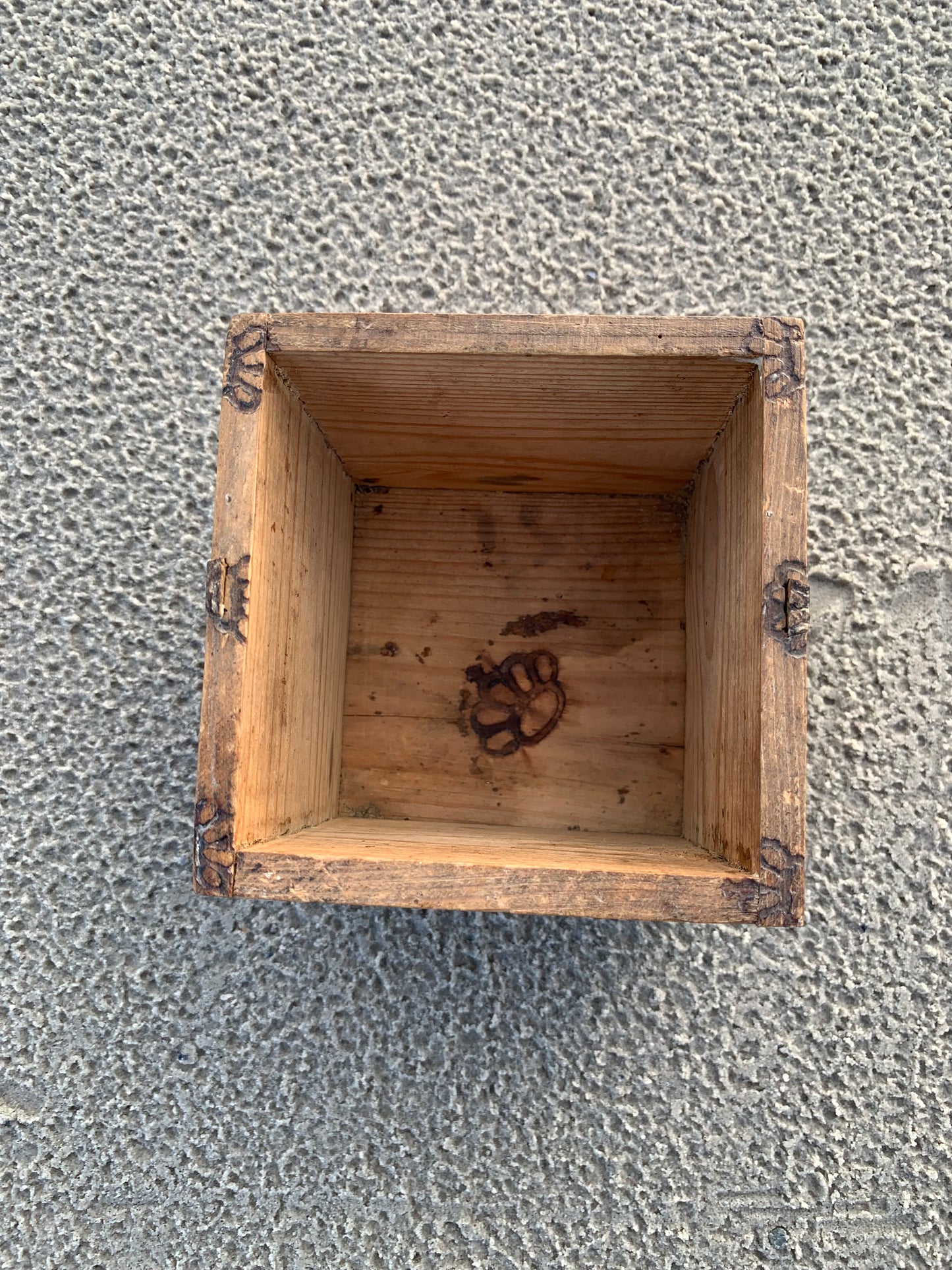 Trälåda med gravyr