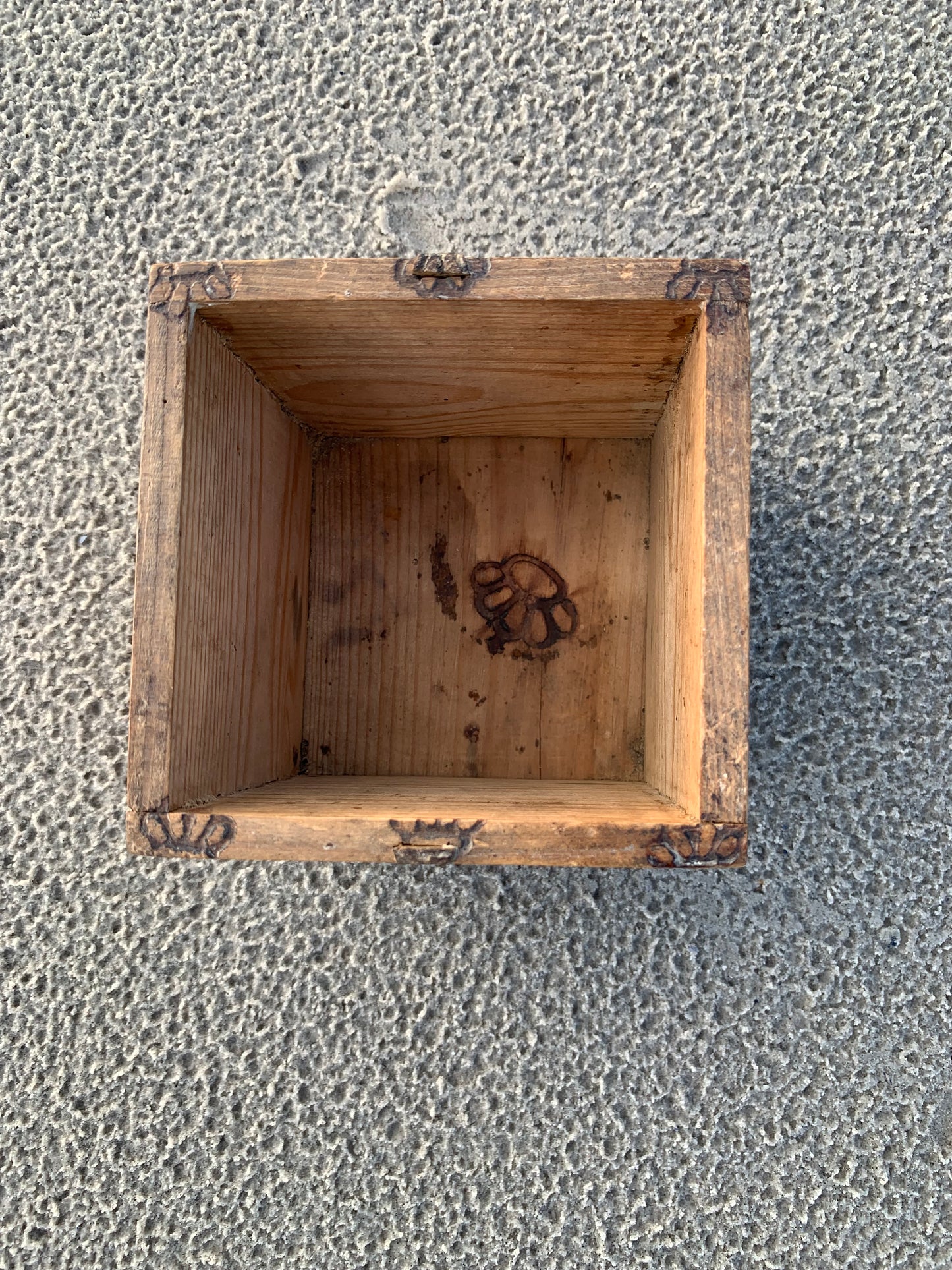 Trälåda med gravyr