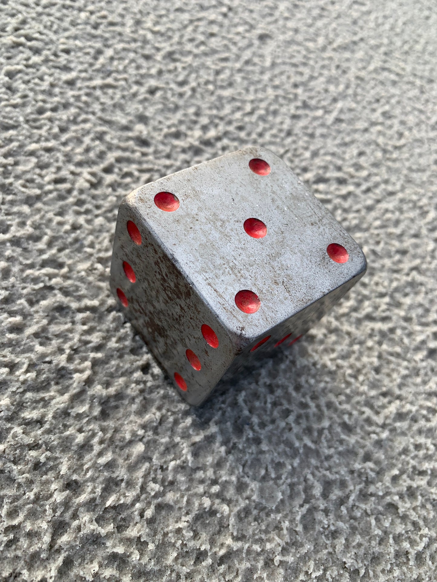 Dekorativ stor kub i metall