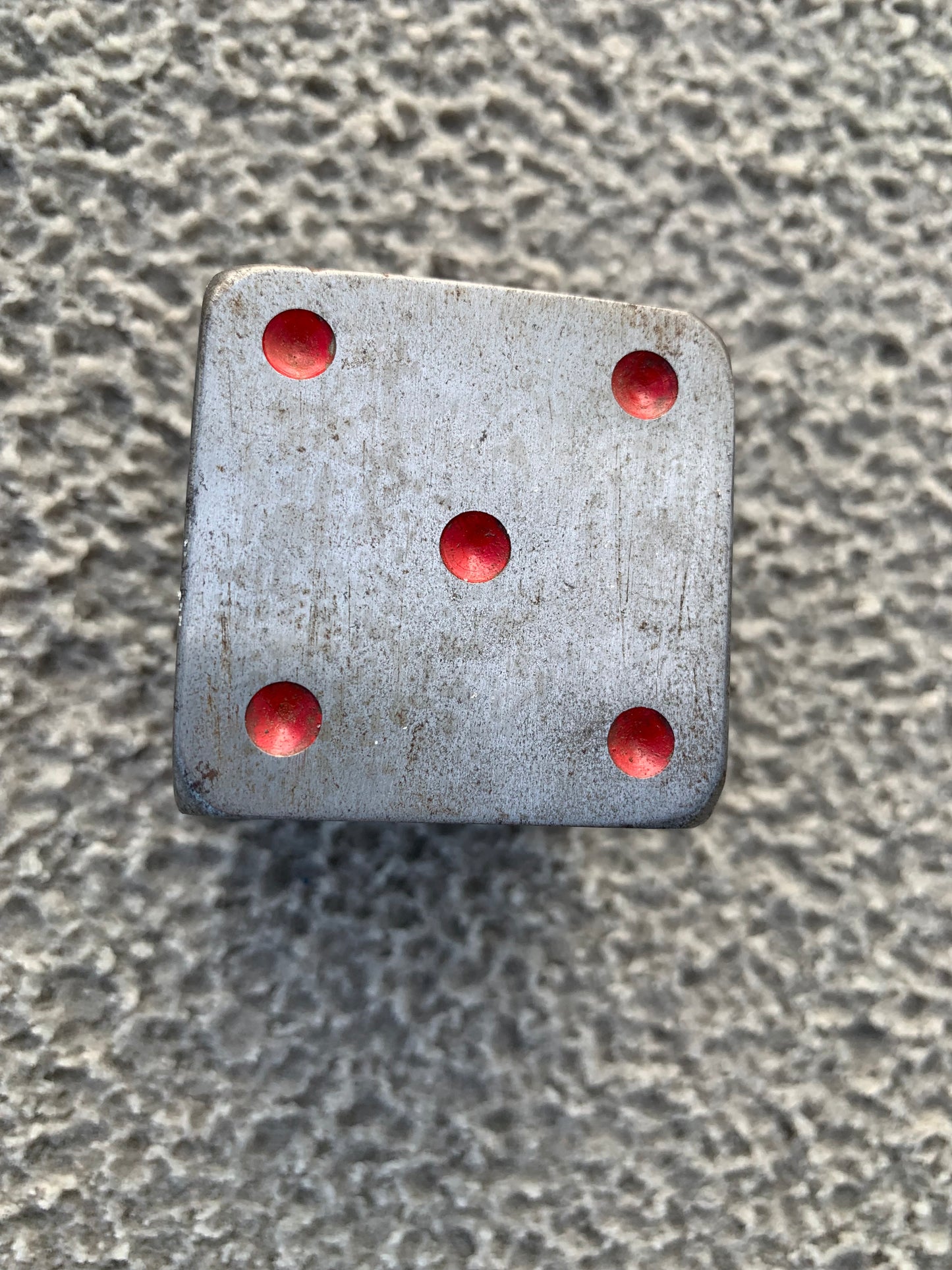 Dekorativ stor kub i metall