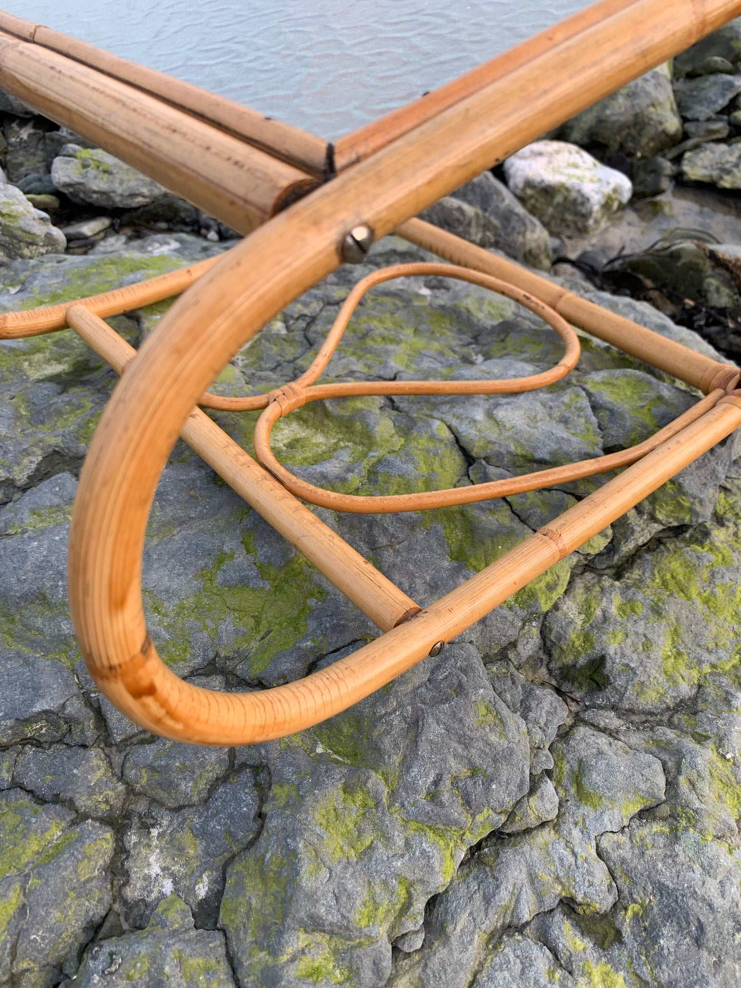 Vägghängd bambuhylla