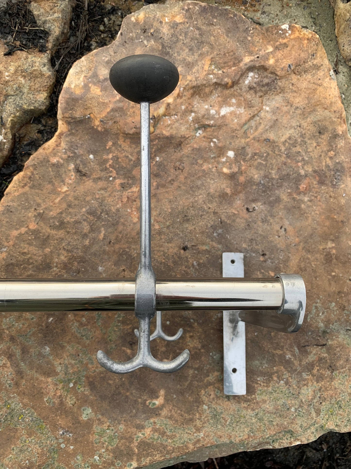 Hylla med hattkrok - Designad av Gunnar Bolin år 1937