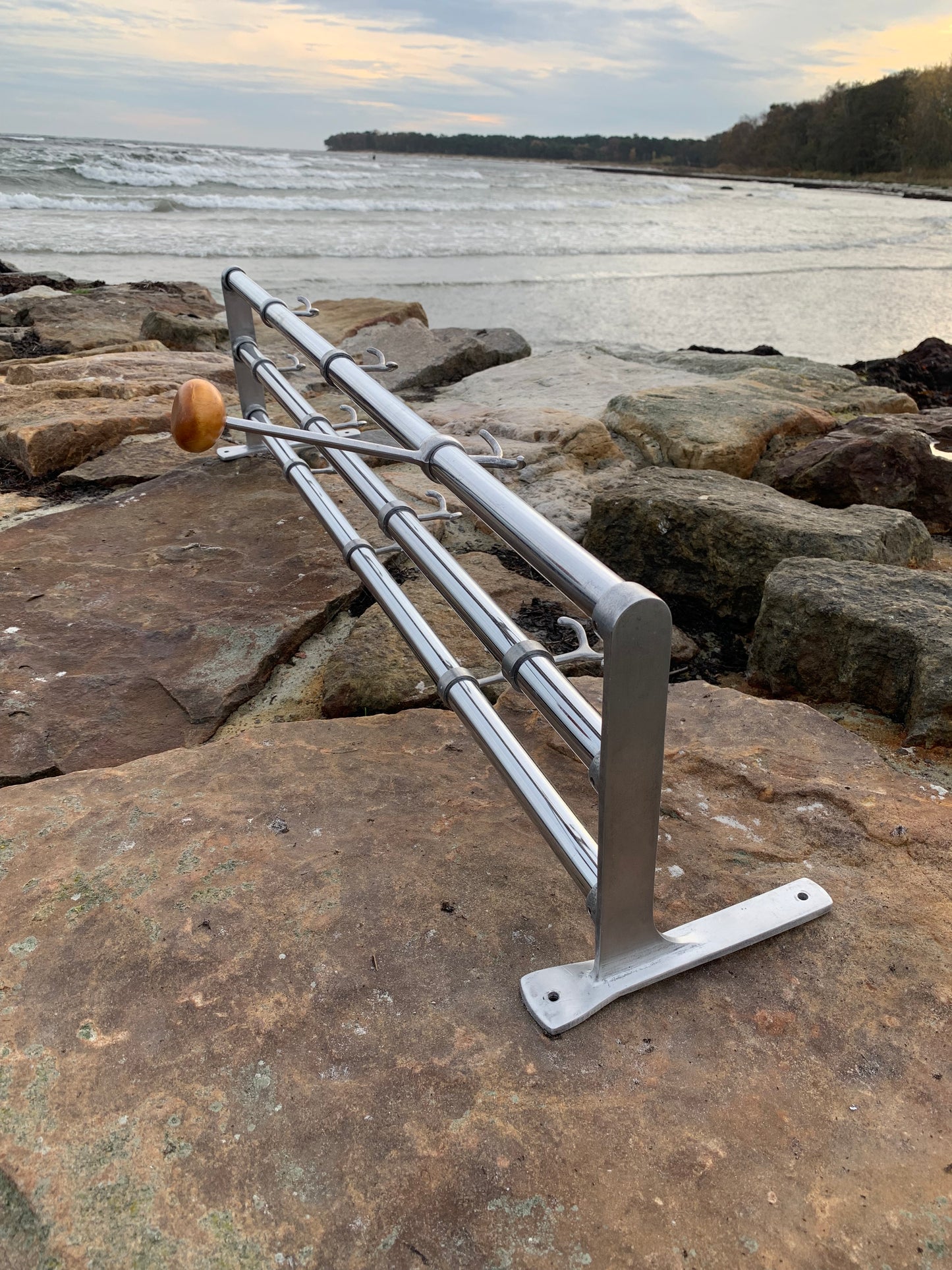 Hylla med hattkrok - Designad av Gunnar Bolin år 1937