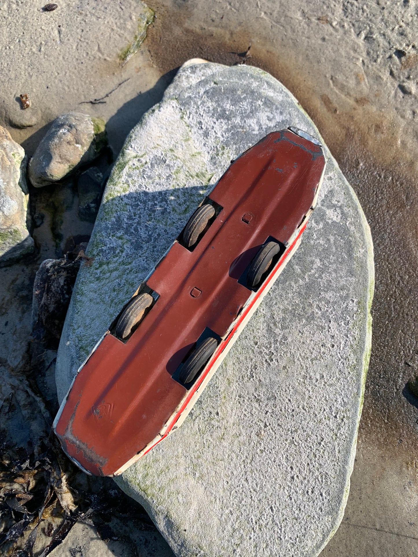 Gammal spårvagn i plåt