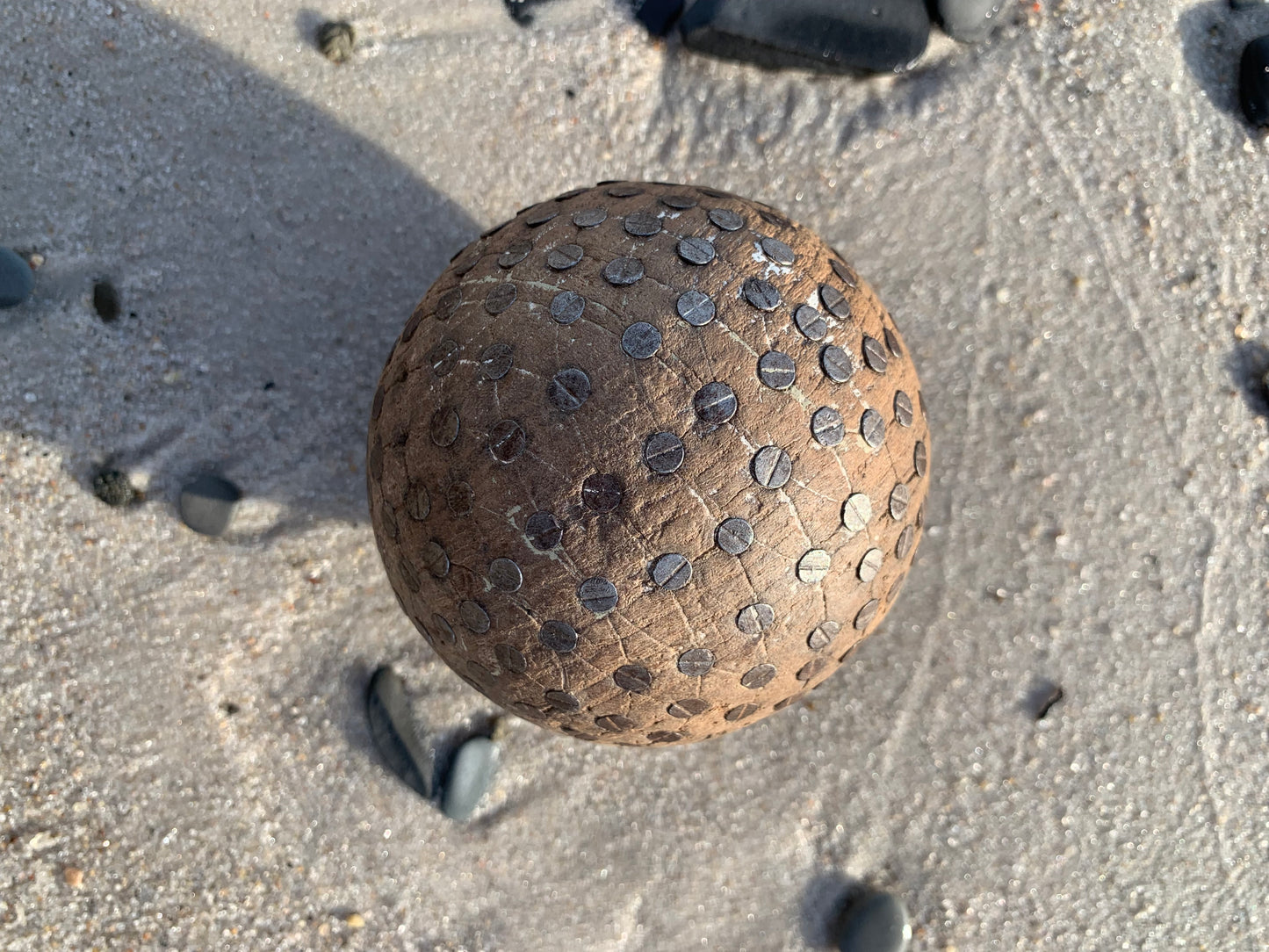 Dekorativ boll i trä