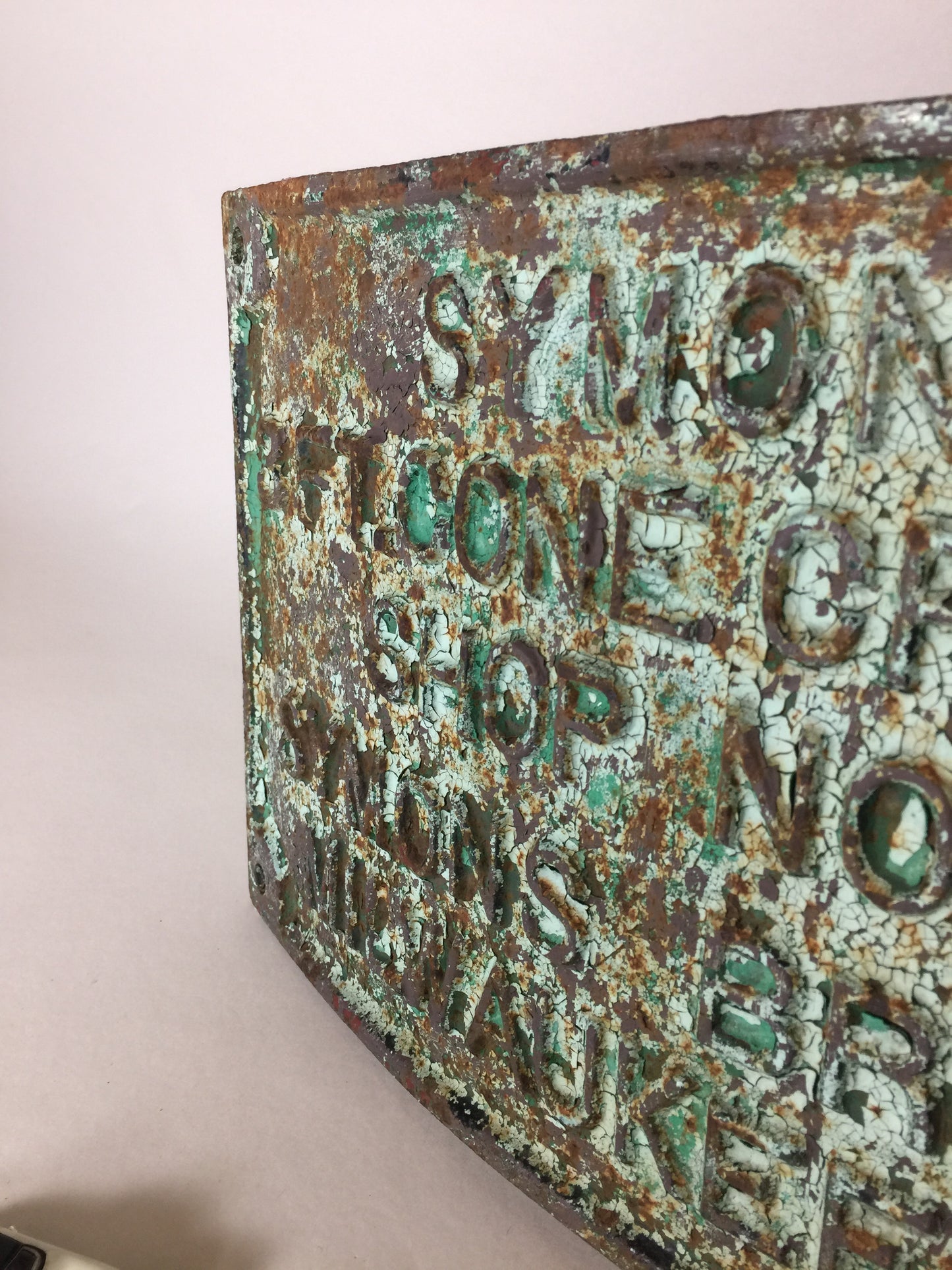 Vacker och svängd gammal skylt med mycket fin patina