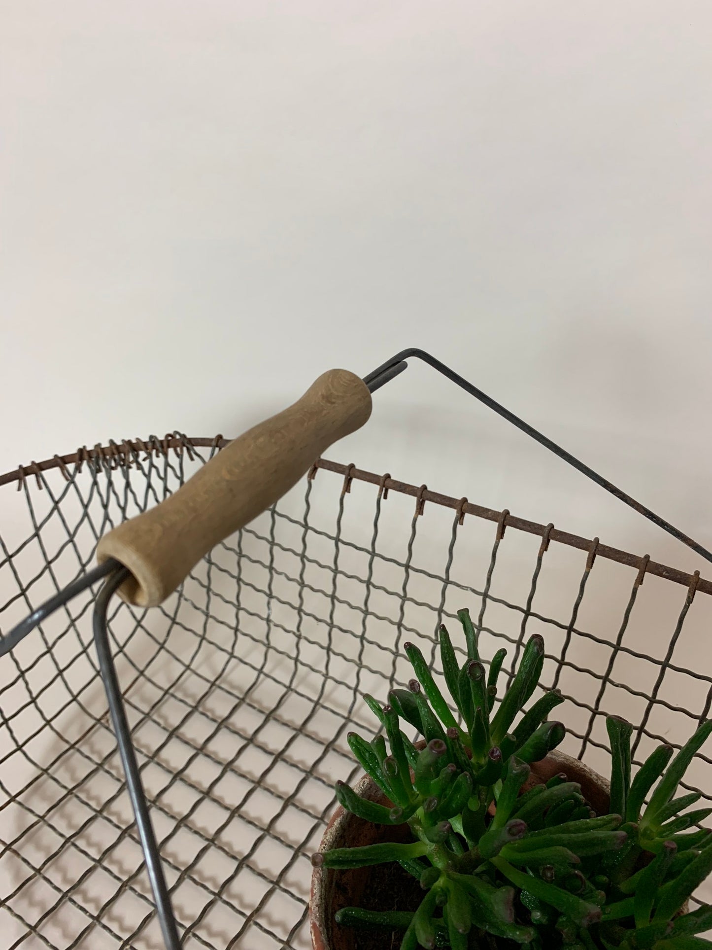 Vacker fil de fer korg