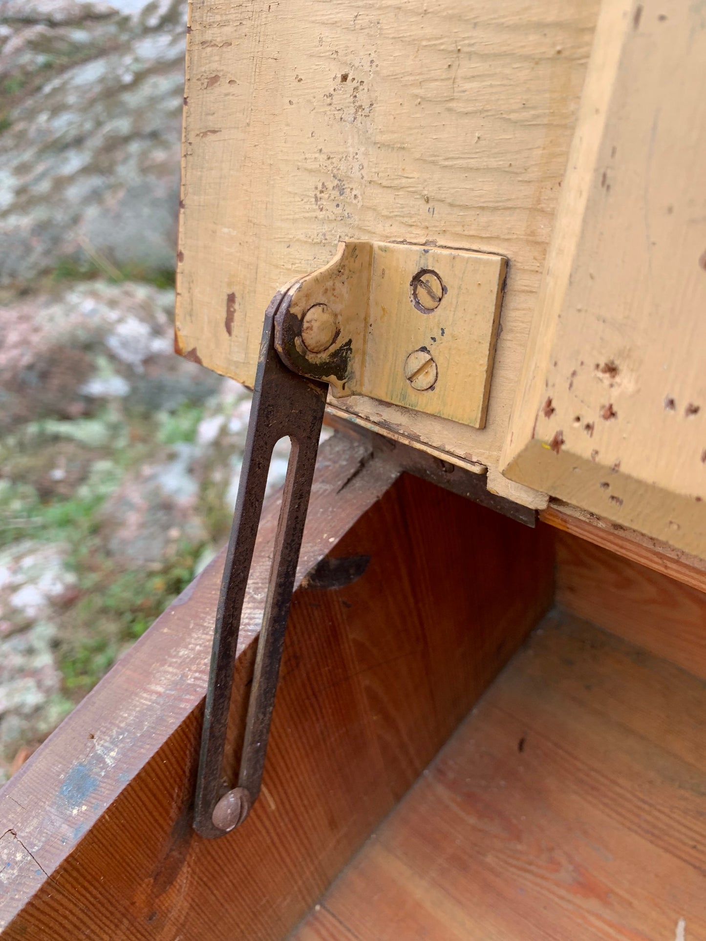 Vacker gammal skolbänk - troligen från 1940-talet