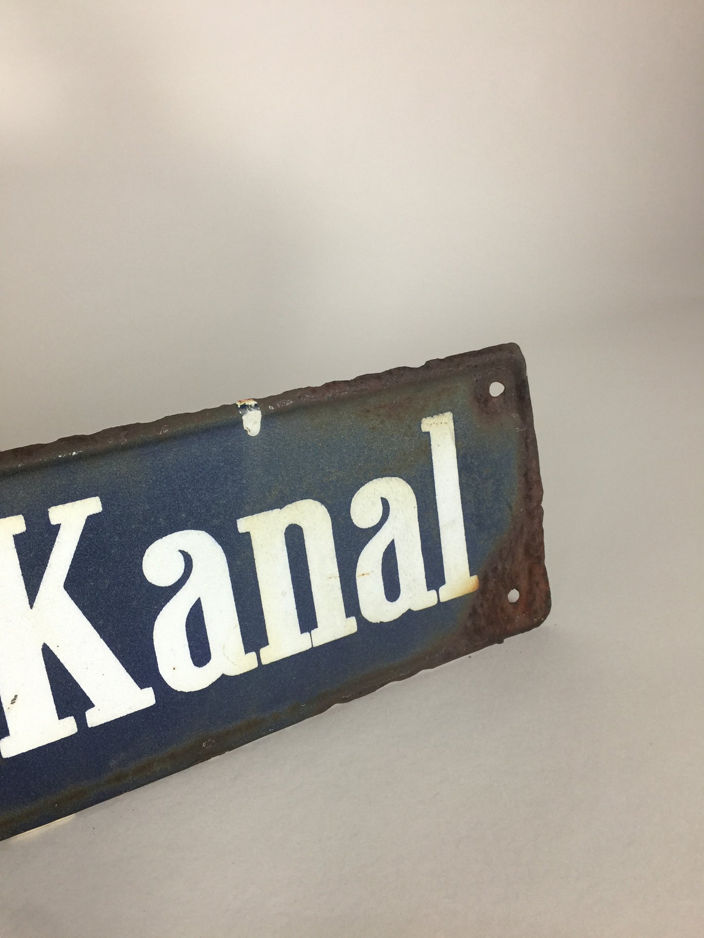 Vägskylt med själ och historia