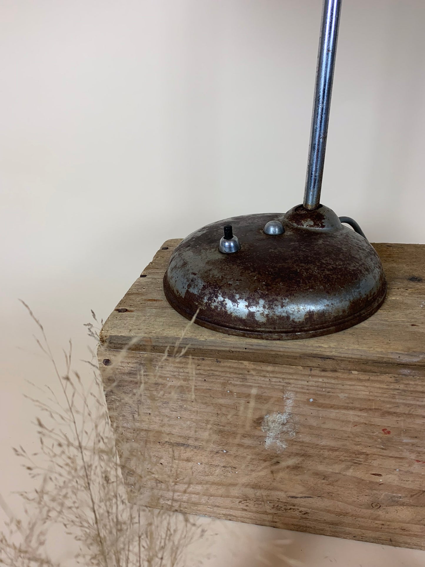 Helo bordslampa med mycket vacker patina