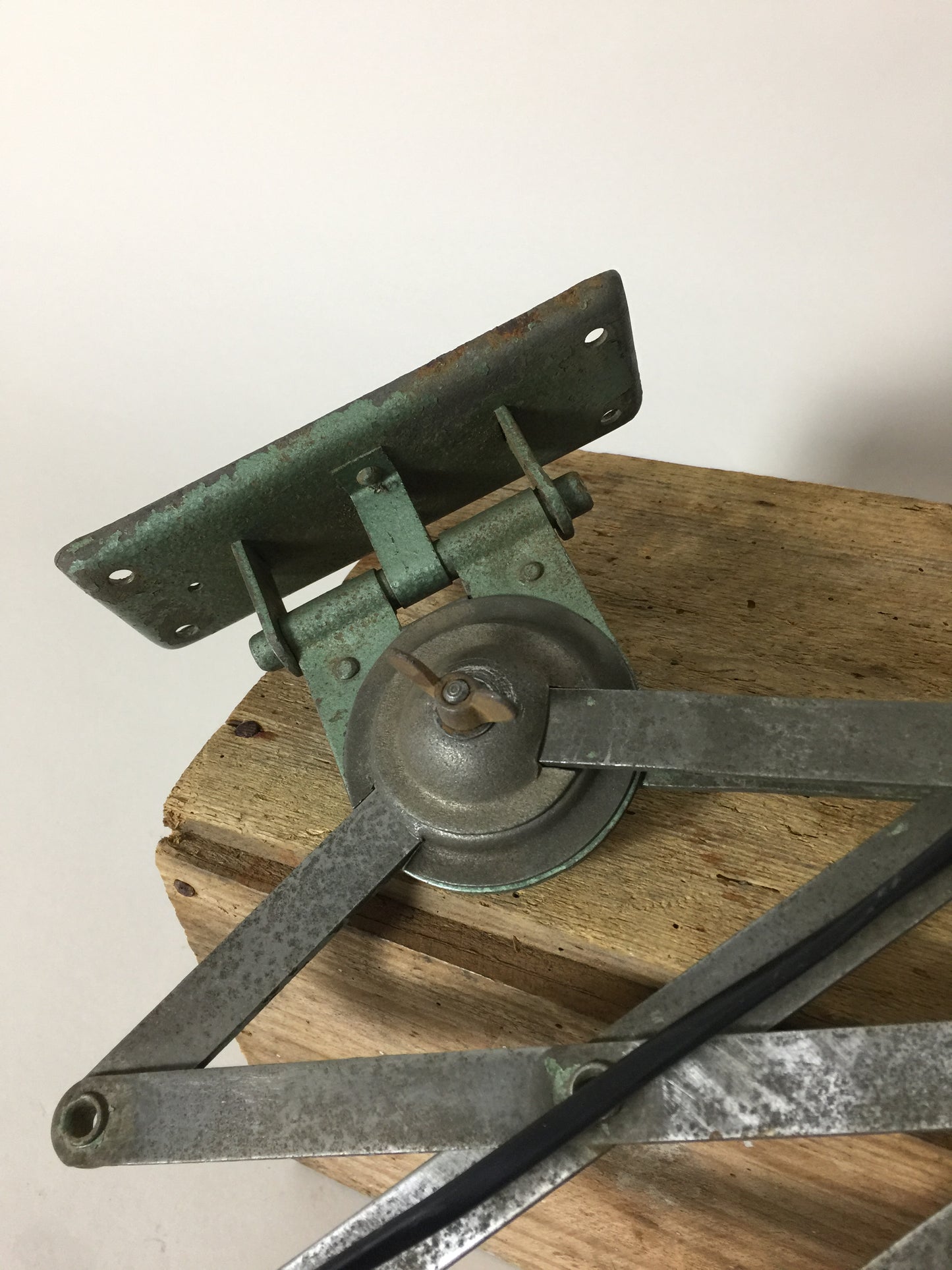 Rå skönhet och läcker industriell saxlampa