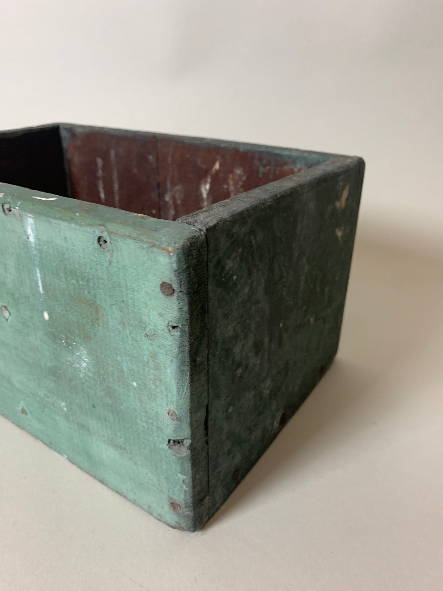 Grön trälåda med patina