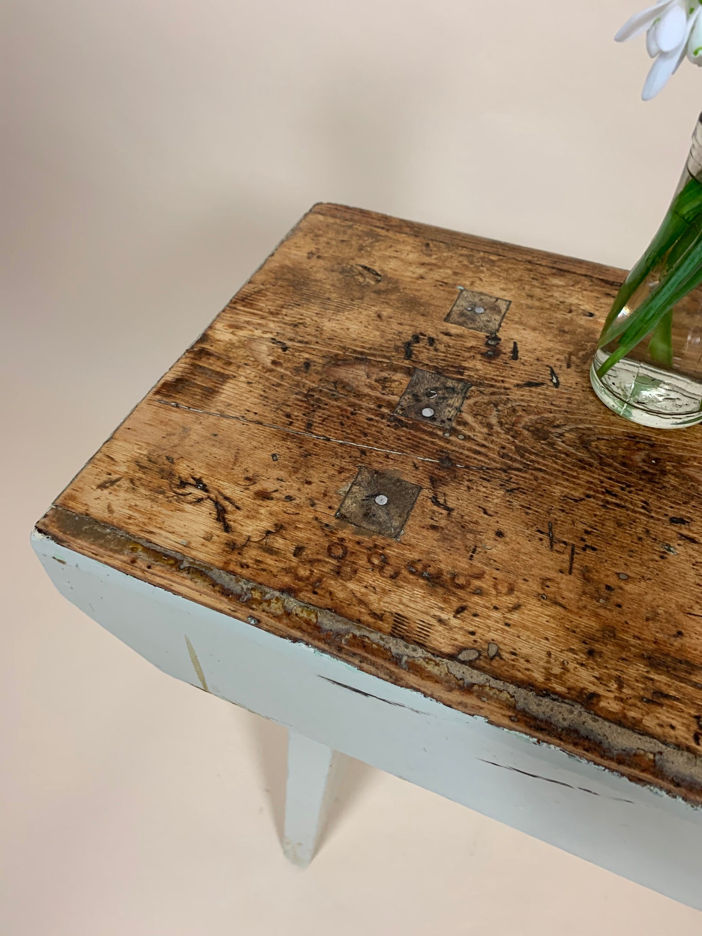 Liten bänk med mycket patina