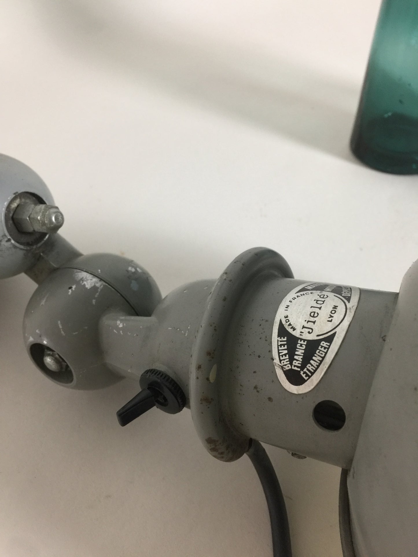 Jieldé lampa i grått med strömbrytare