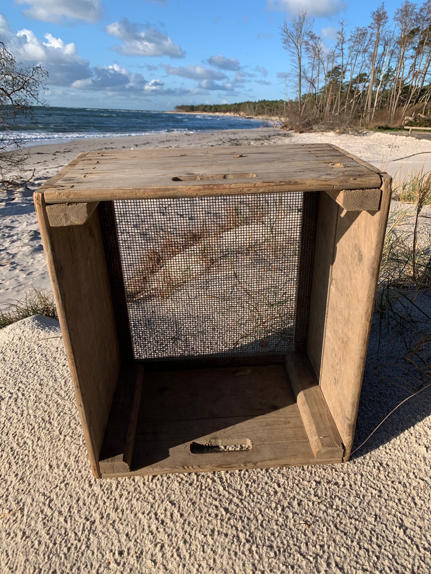 Vacker trälåda med text och nät i botten