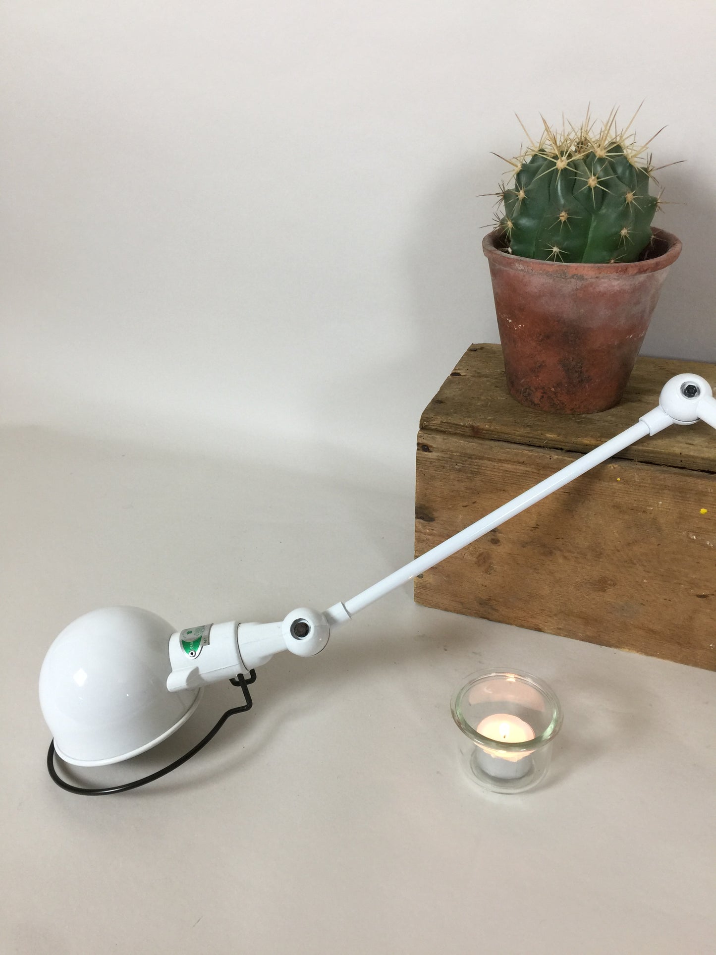 Fin liten Jieldé lampa i vitt med strömbrytare