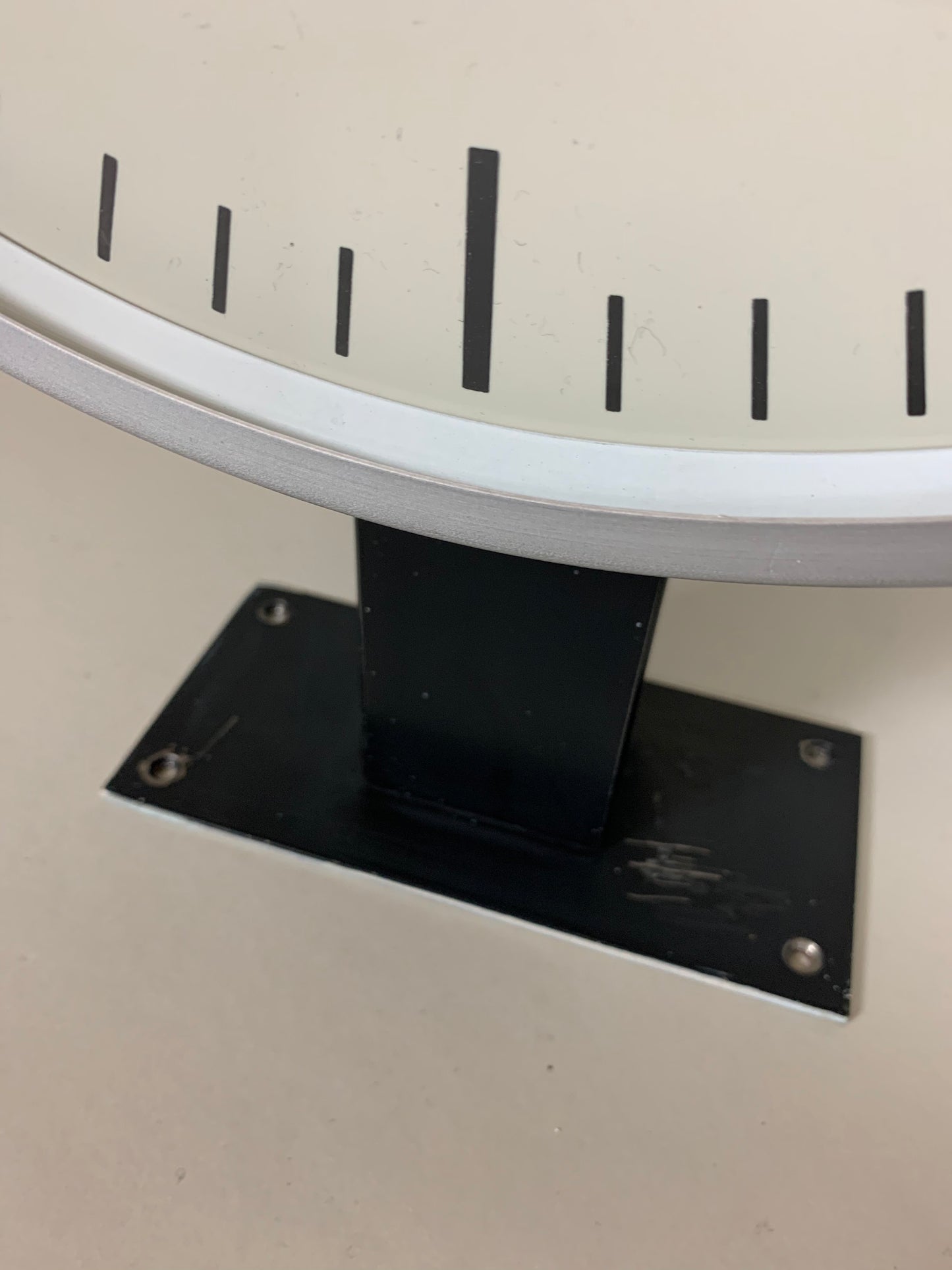 Vacker gammal dubbelsidig klocka med böjda glasögon