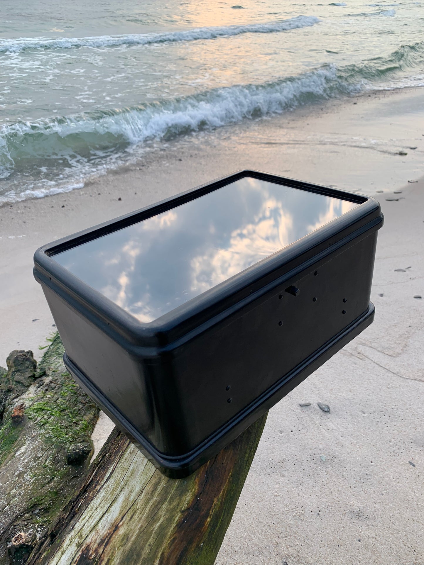 Gammalt skåp för elmätare