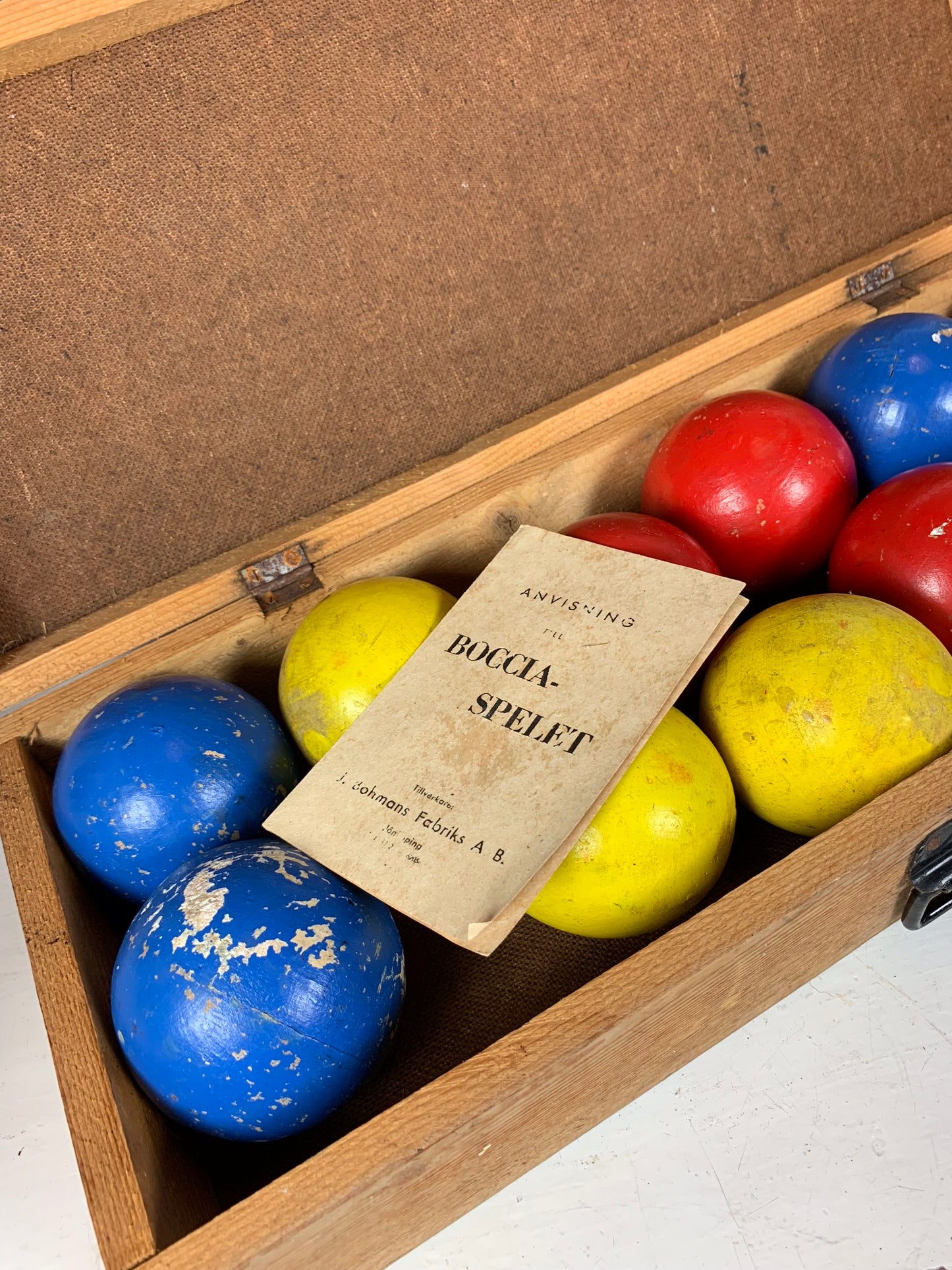 Gammalt bocciaspel med träbollar