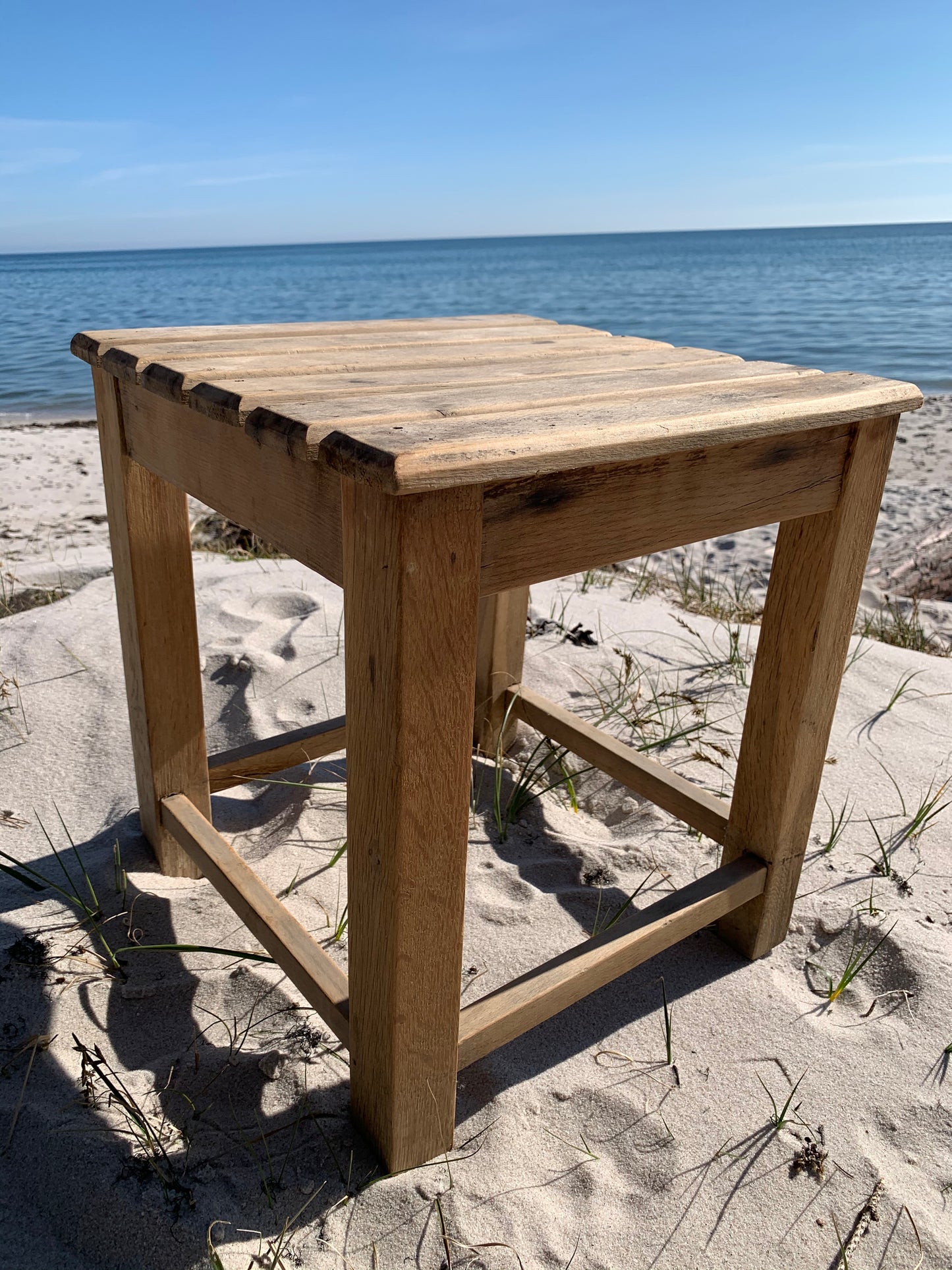 Träpall med ribbad sits