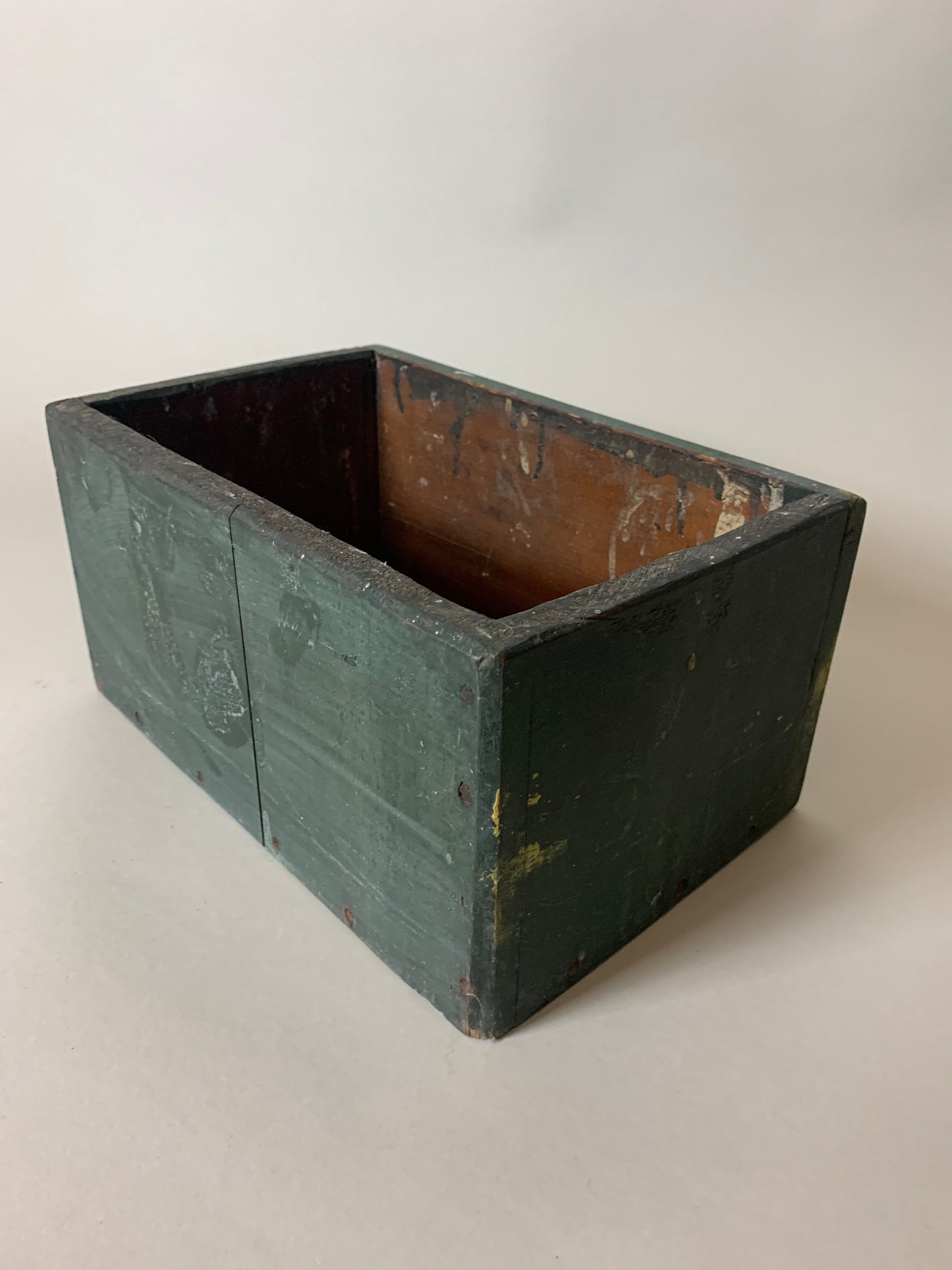 Grön trälåda med patina
