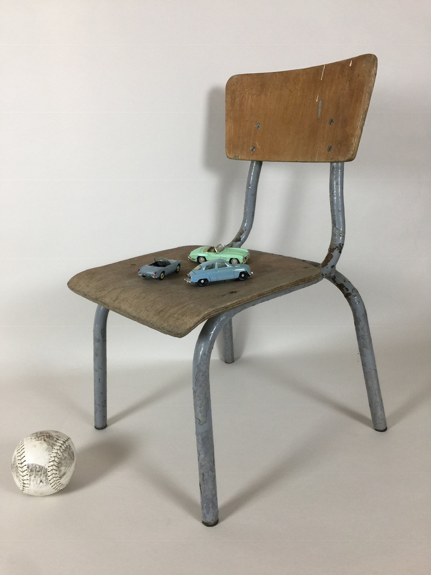 Rå barnstol med mycket patina