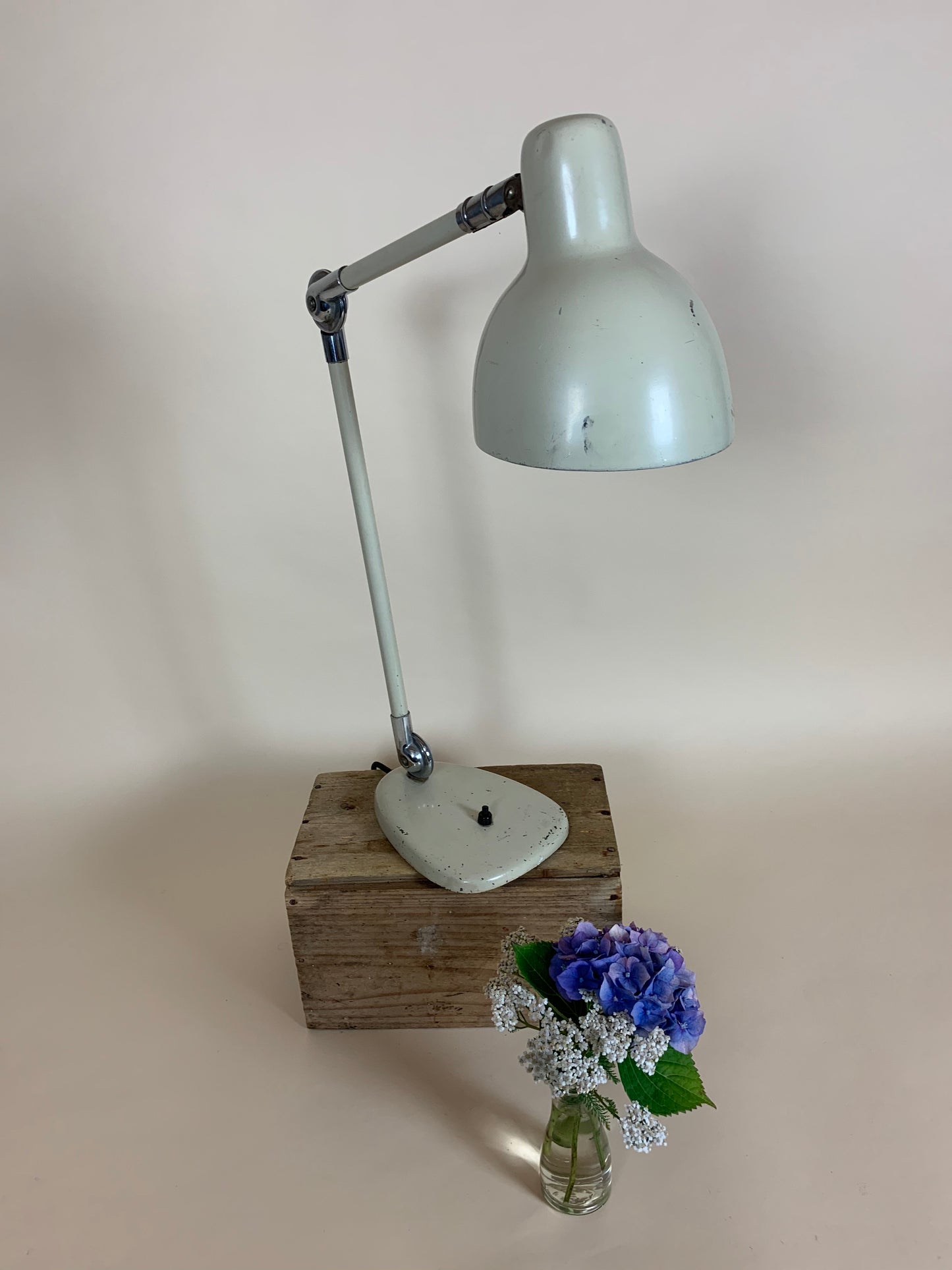 Vacker vintage arkitektlampa