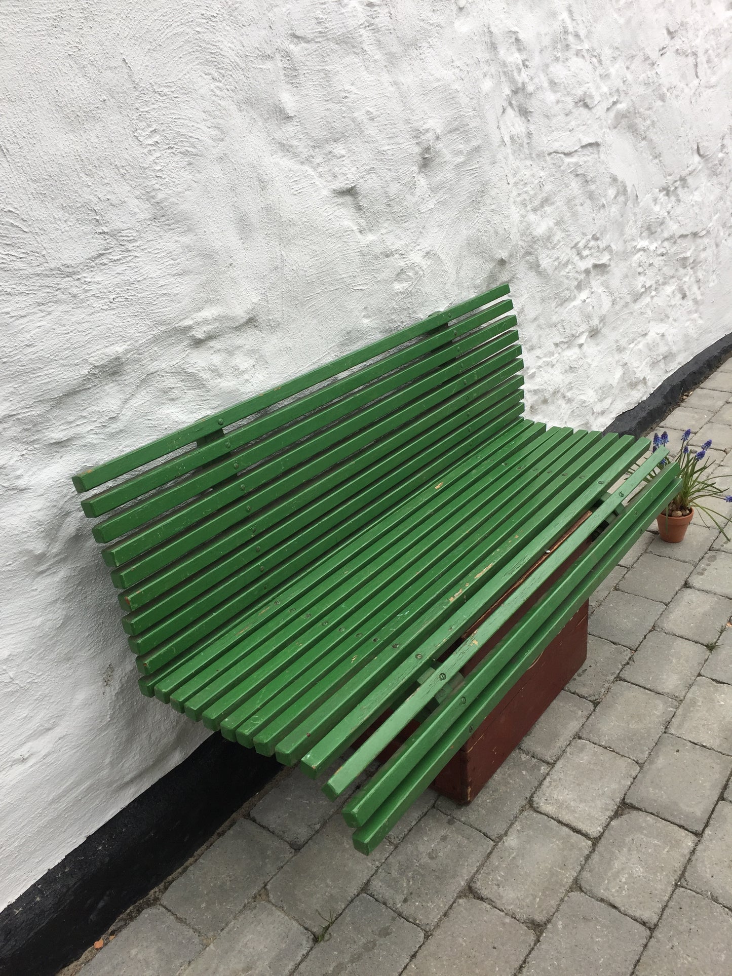 Gammal fin grön bänk för montering på vägg