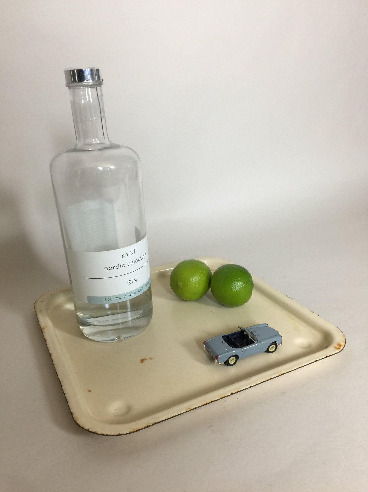 Emaljbricka med mycket vacker patina