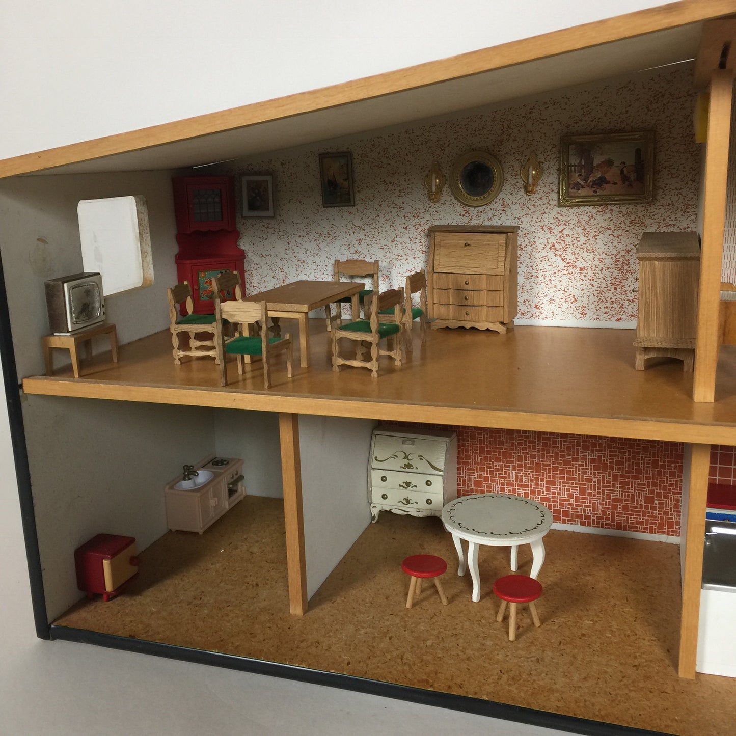 Dockskåp från Lundby med möbler