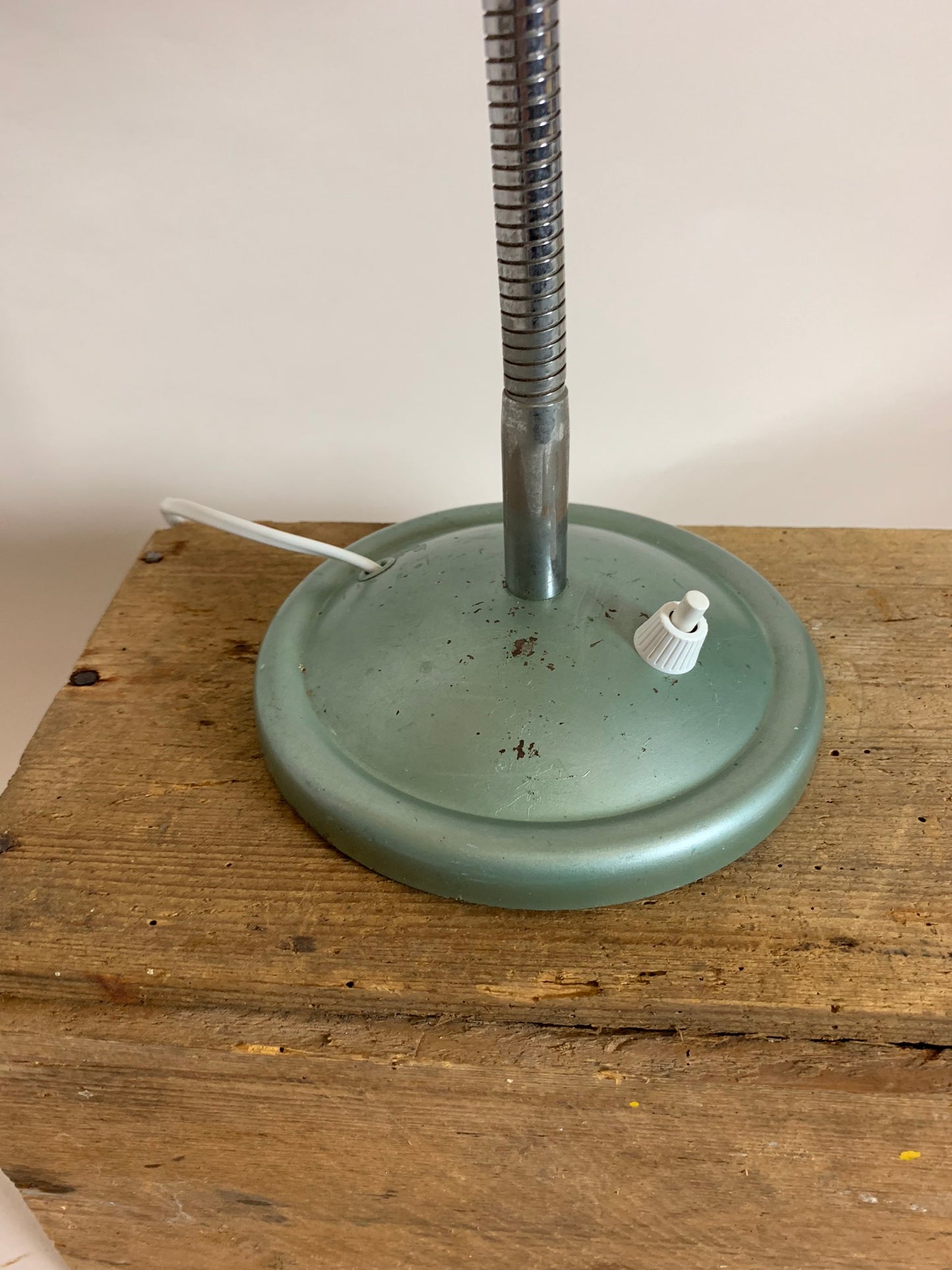 Fin grön fransk vintage bordslampa