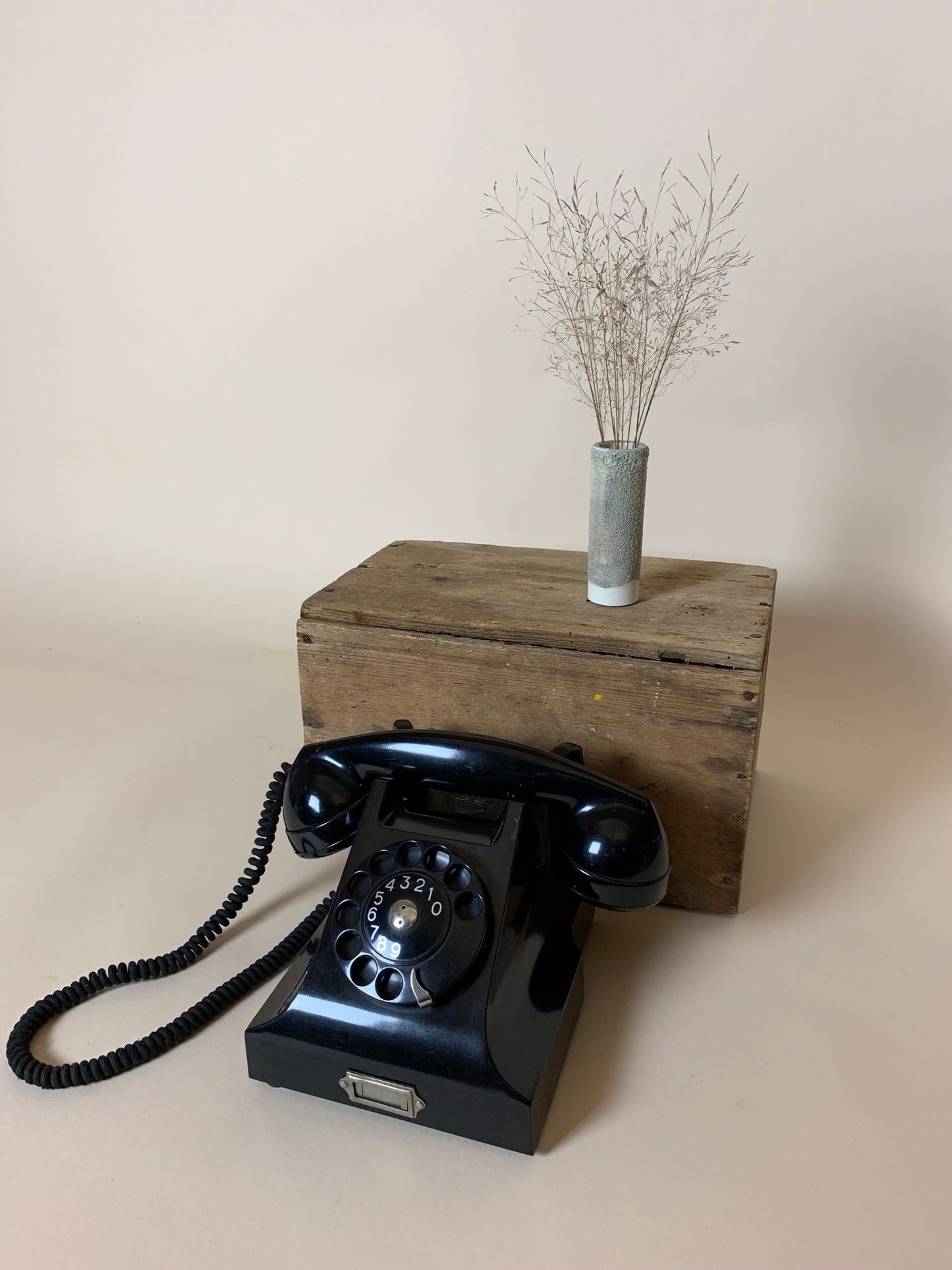Gammal bakelittelefon