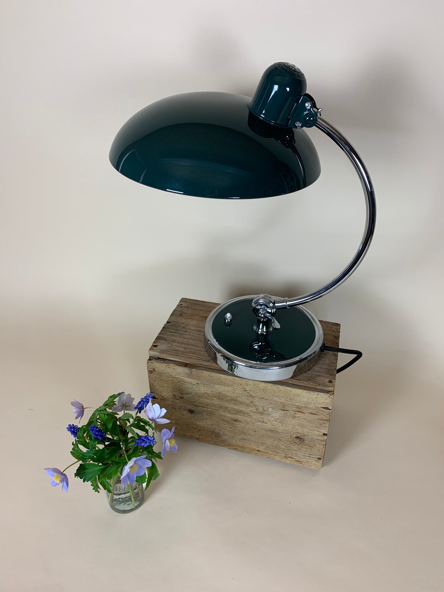 Kaiser Idell 6631 bordslampa i mörkgrön
