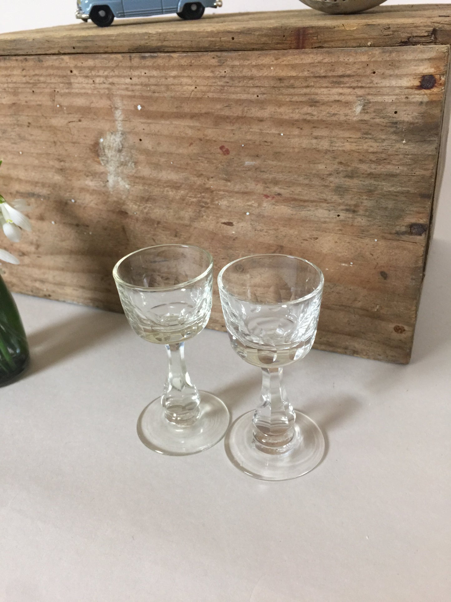 Två vackra gamla glas