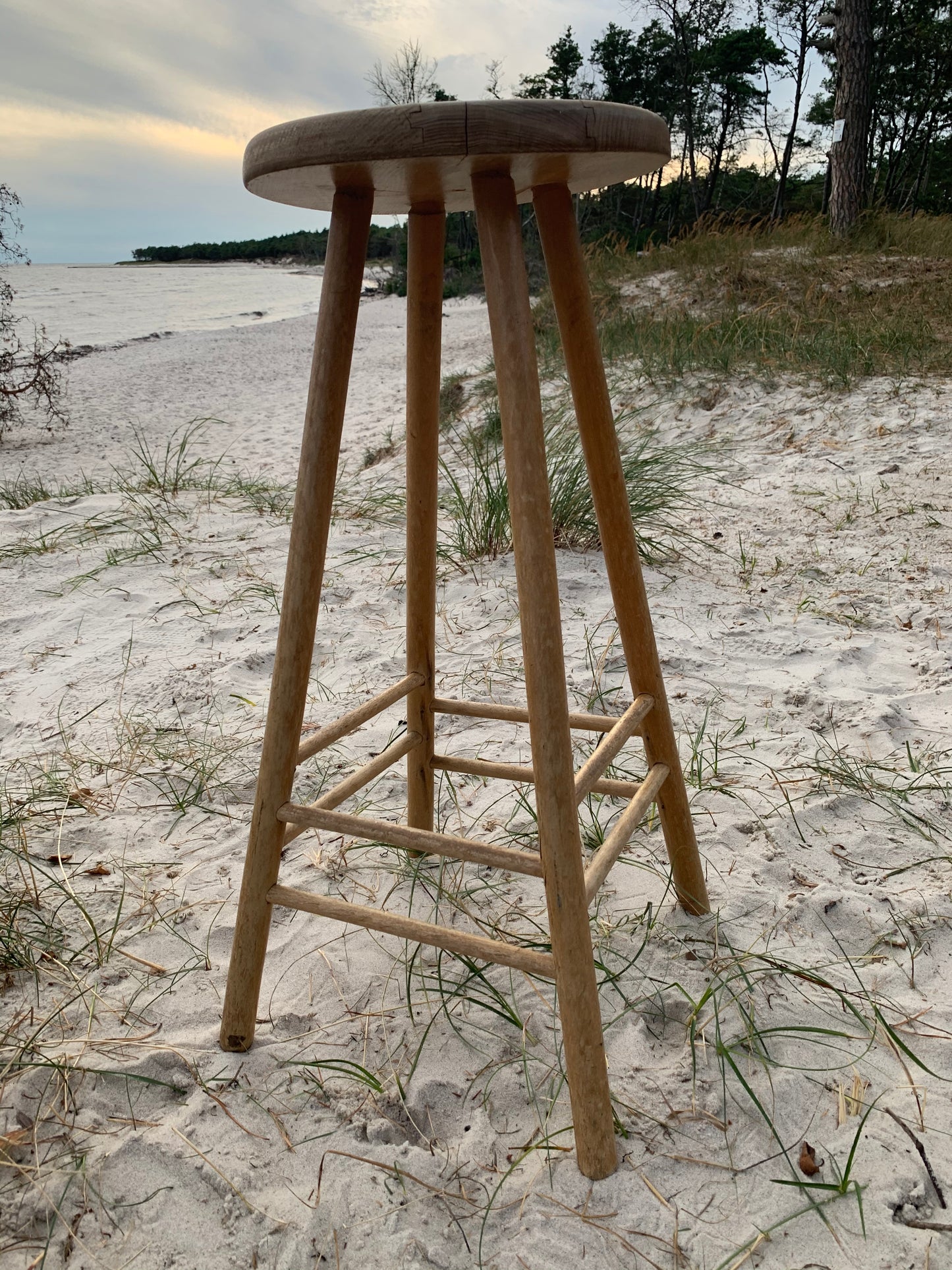 Hög träpall