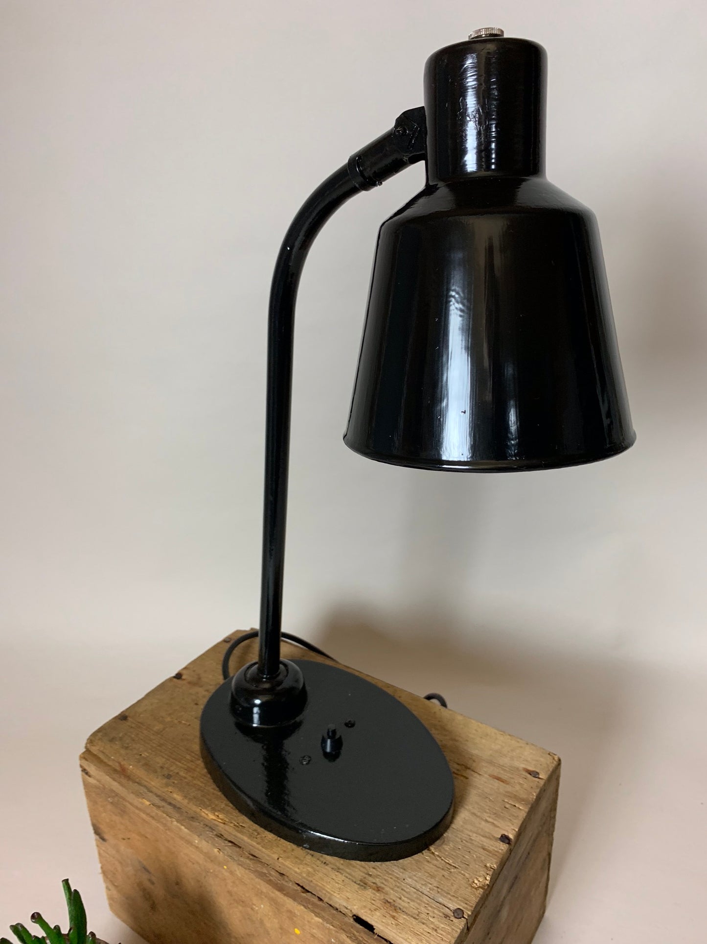 Vacker svart vintage lampa