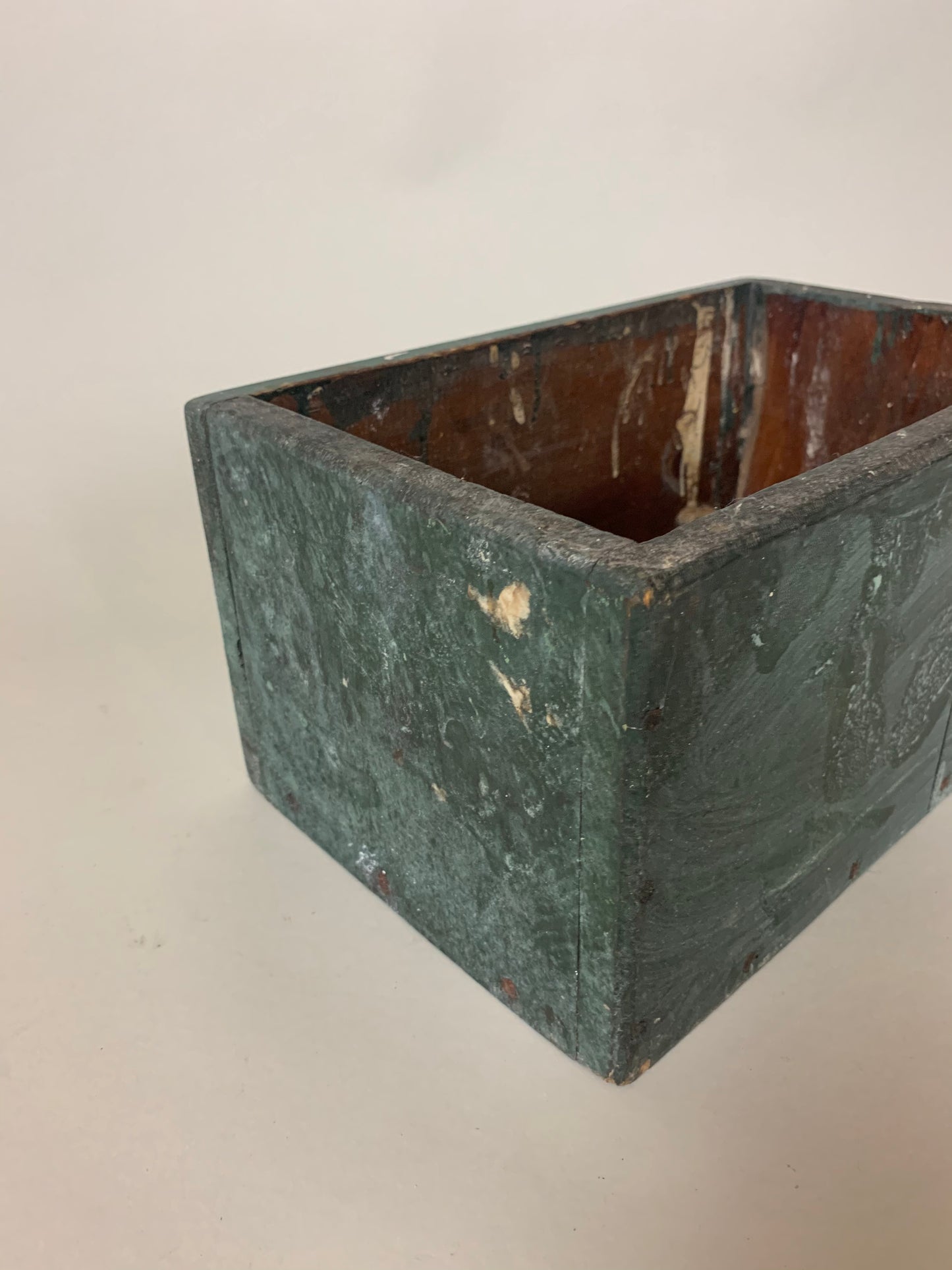Grön trälåda med patina