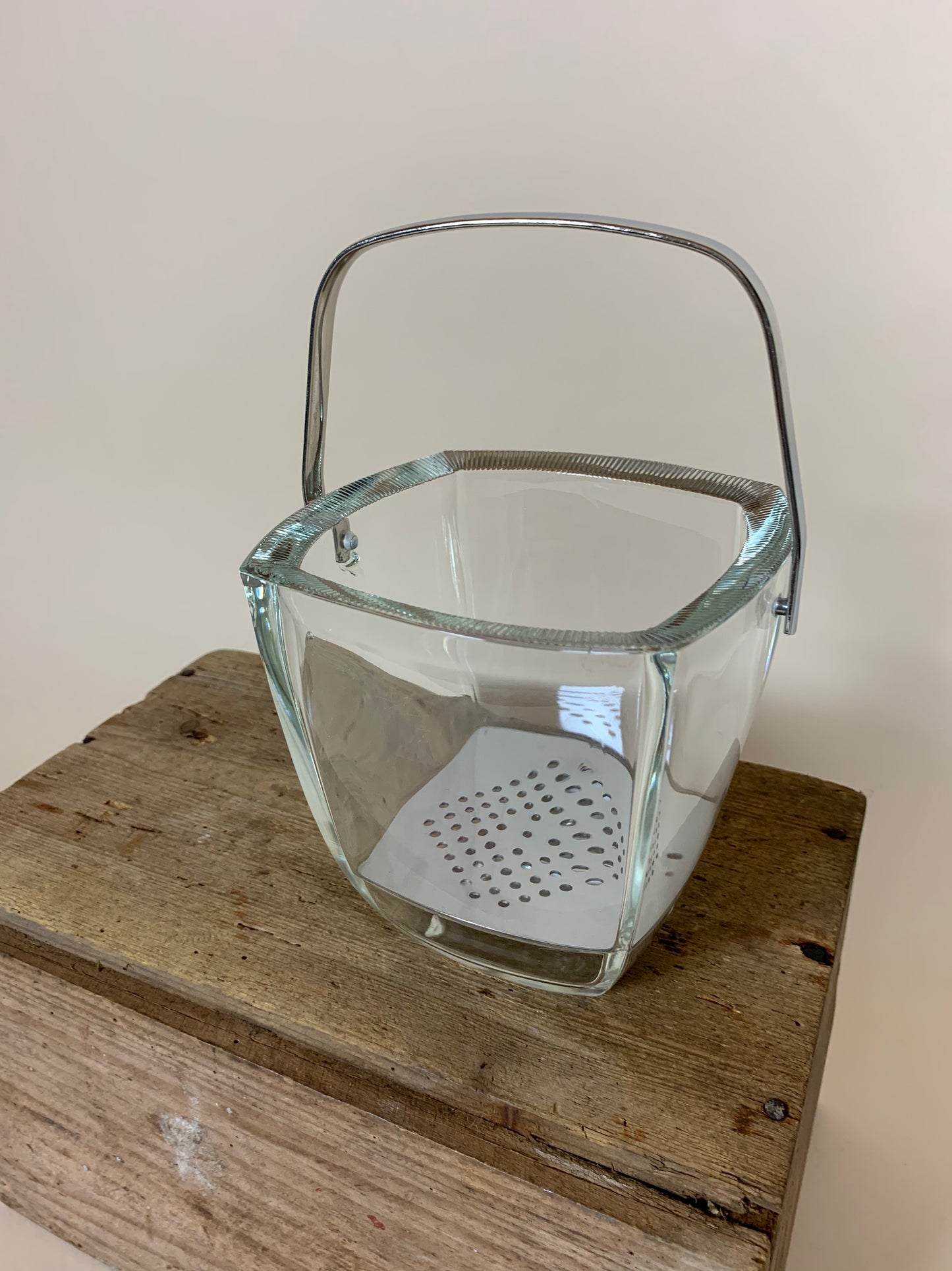 Ishink i glas med mönster på kanten