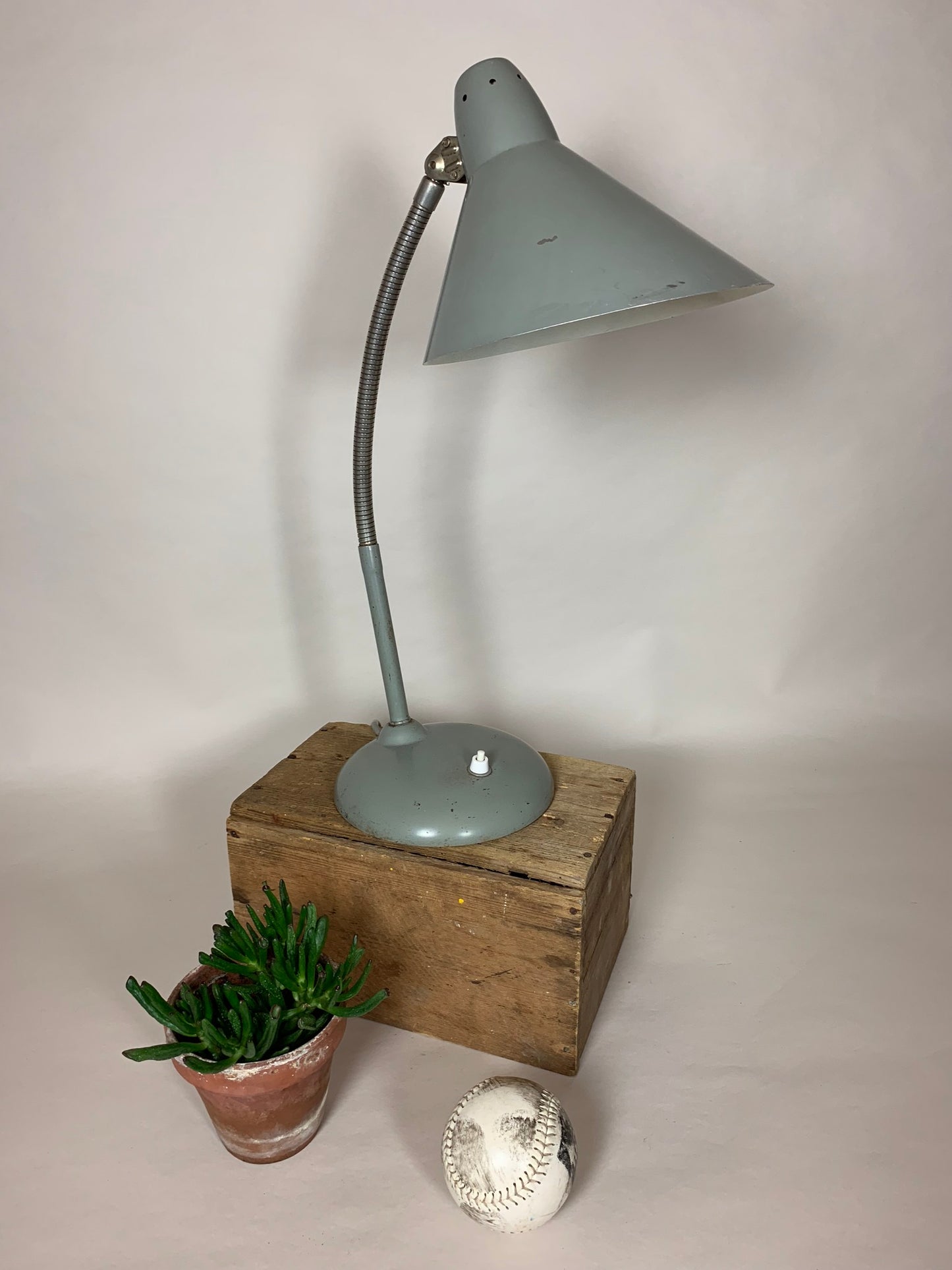 Rolig grå Hala vintage lampa med flex arm