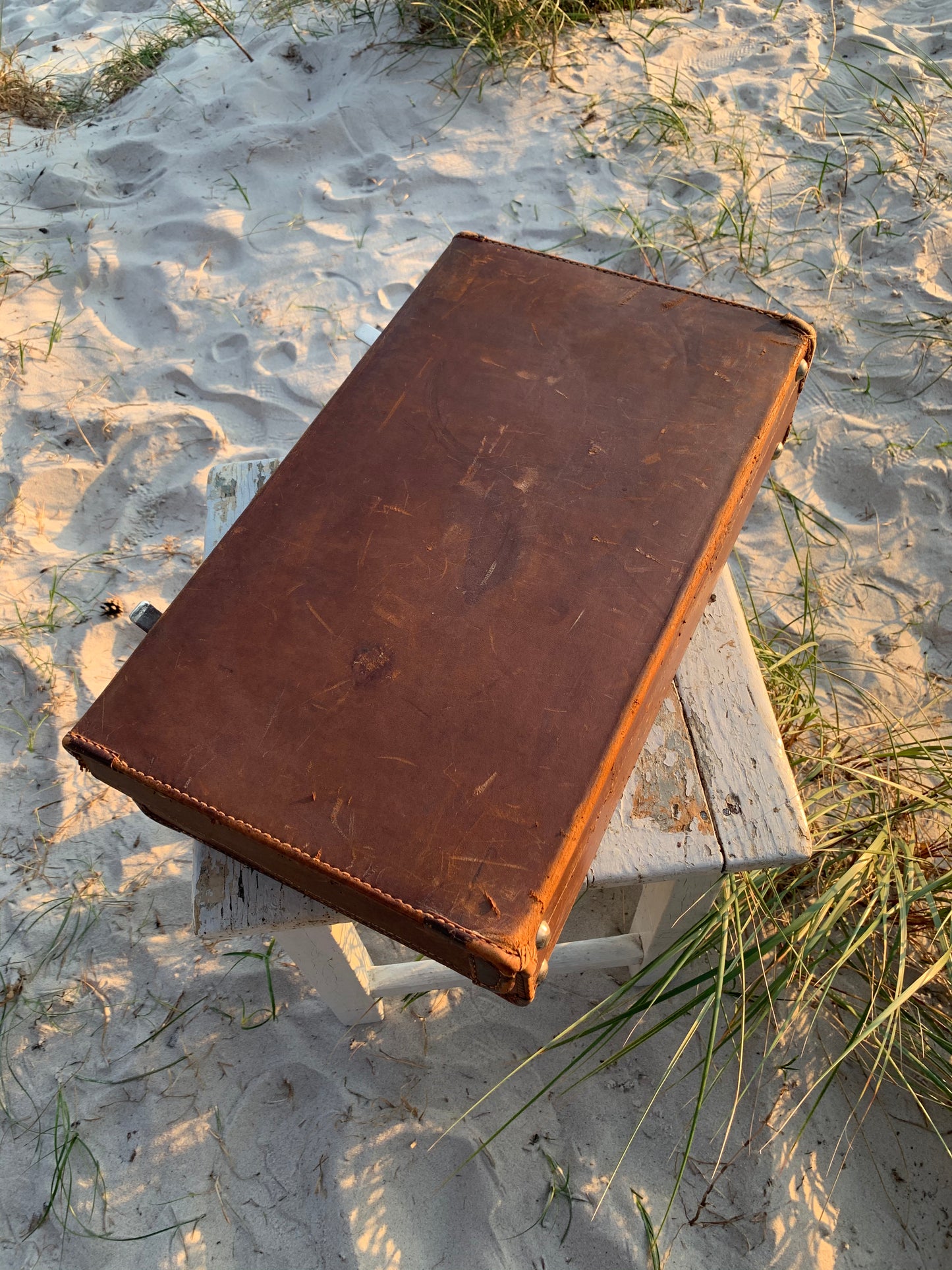 Resväska i skinn med mycket patina