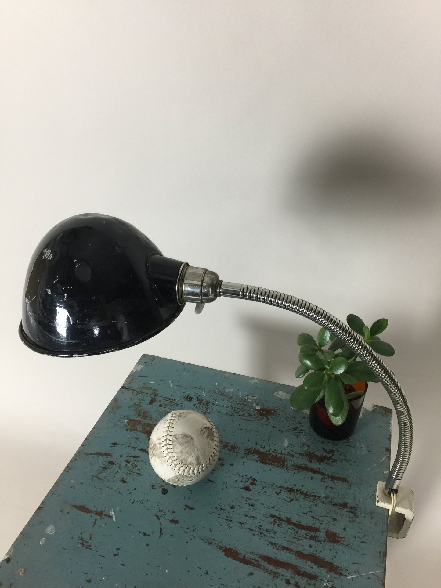 Rå och industriell arkitektonisk lampa med flexarm